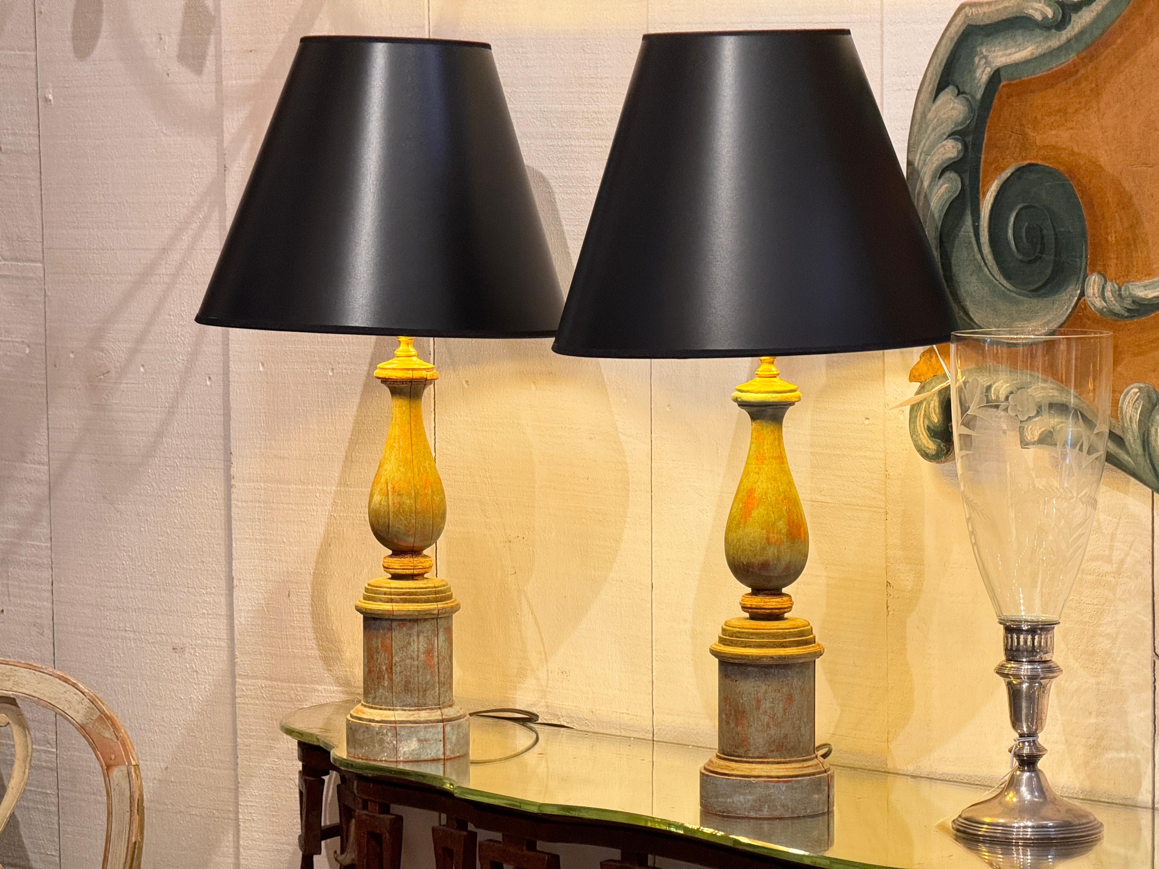 Coppia di lampade da tavolo a forma di colonna dipinte in vendita 2