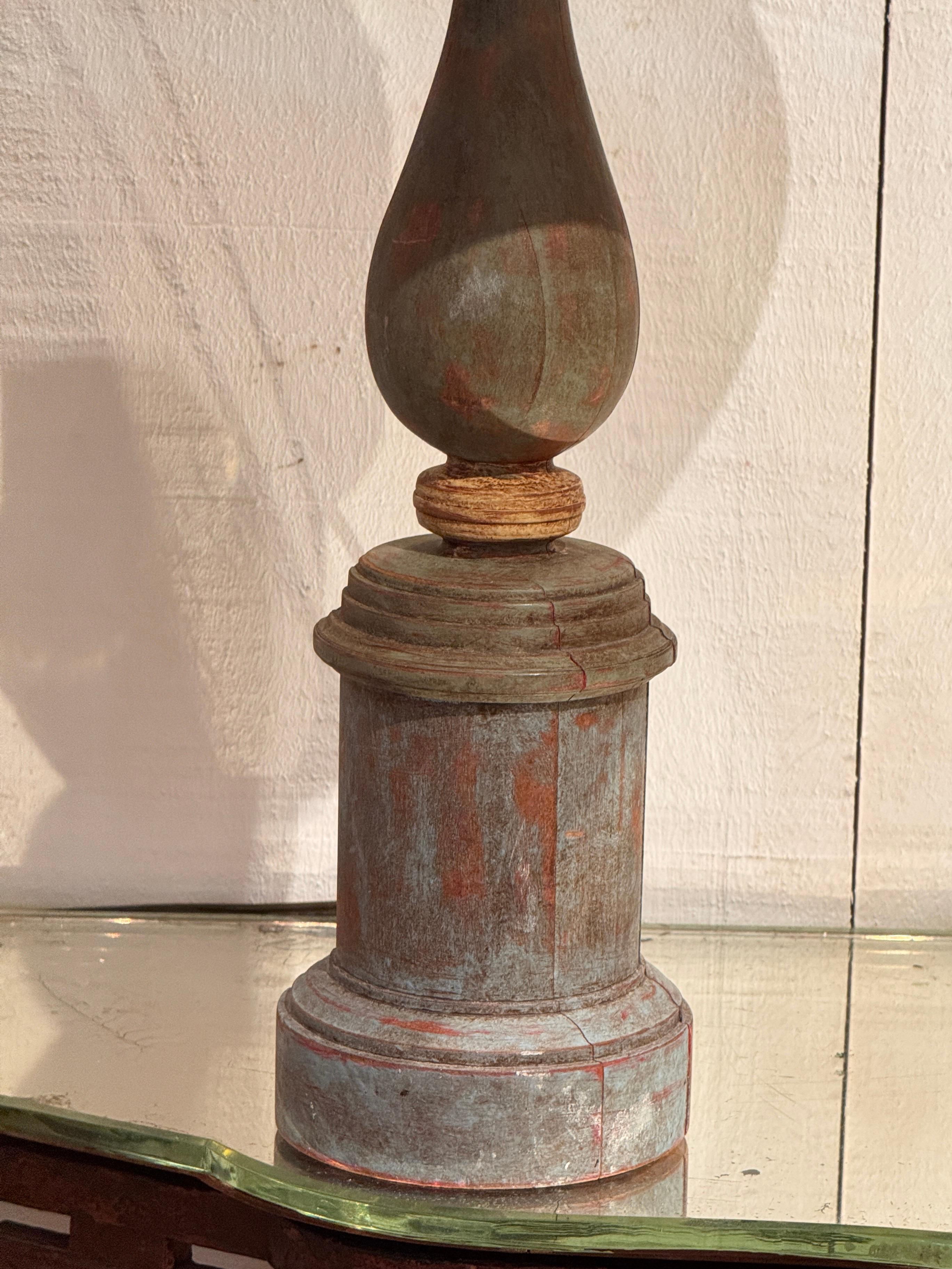 Coppia di lampade da tavolo a forma di colonna dipinte in vendita 4