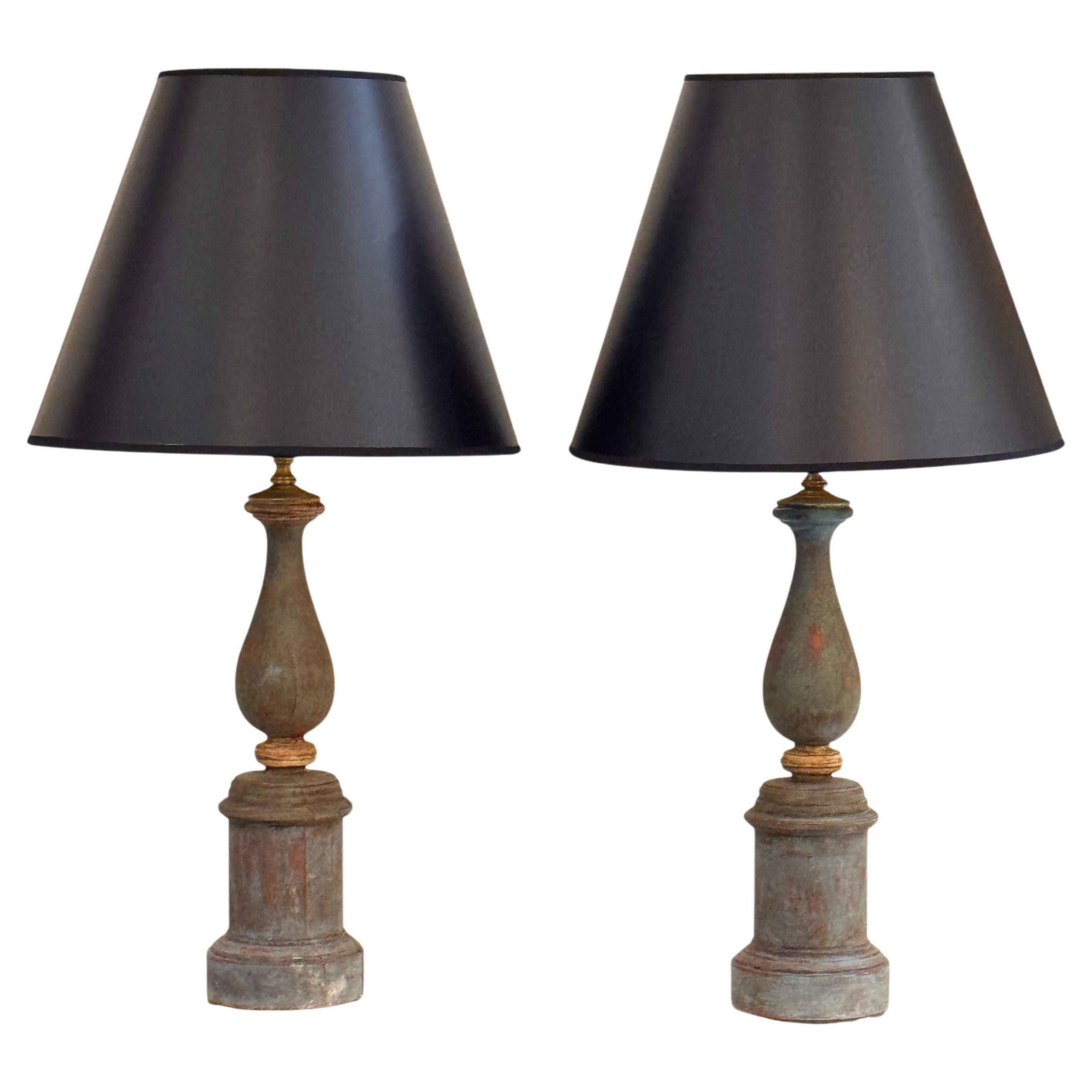 Coppia di lampade da tavolo a forma di colonna dipinte in vendita