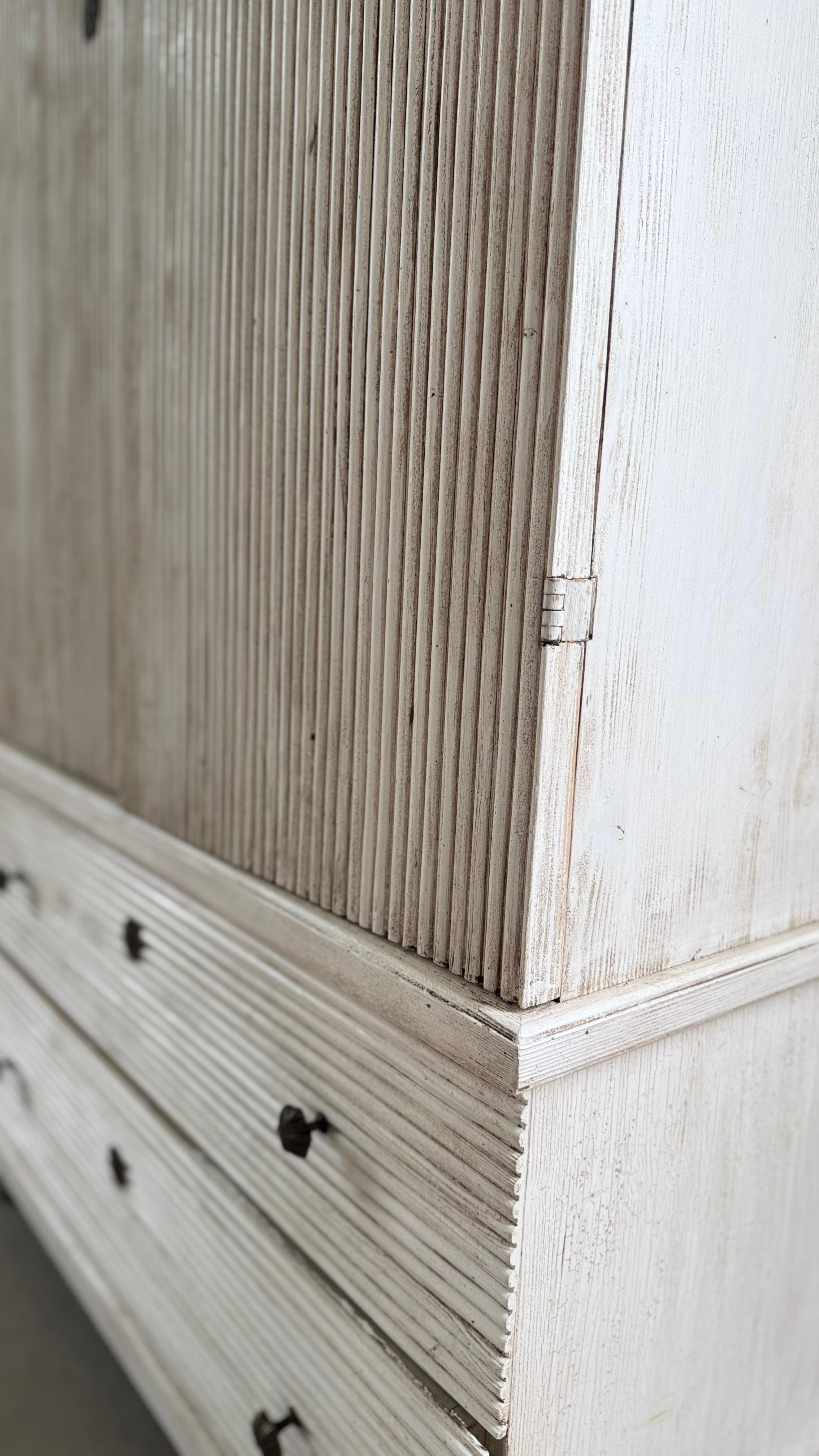 Paire d'armoires italiennes peintes en pin en vente 3
