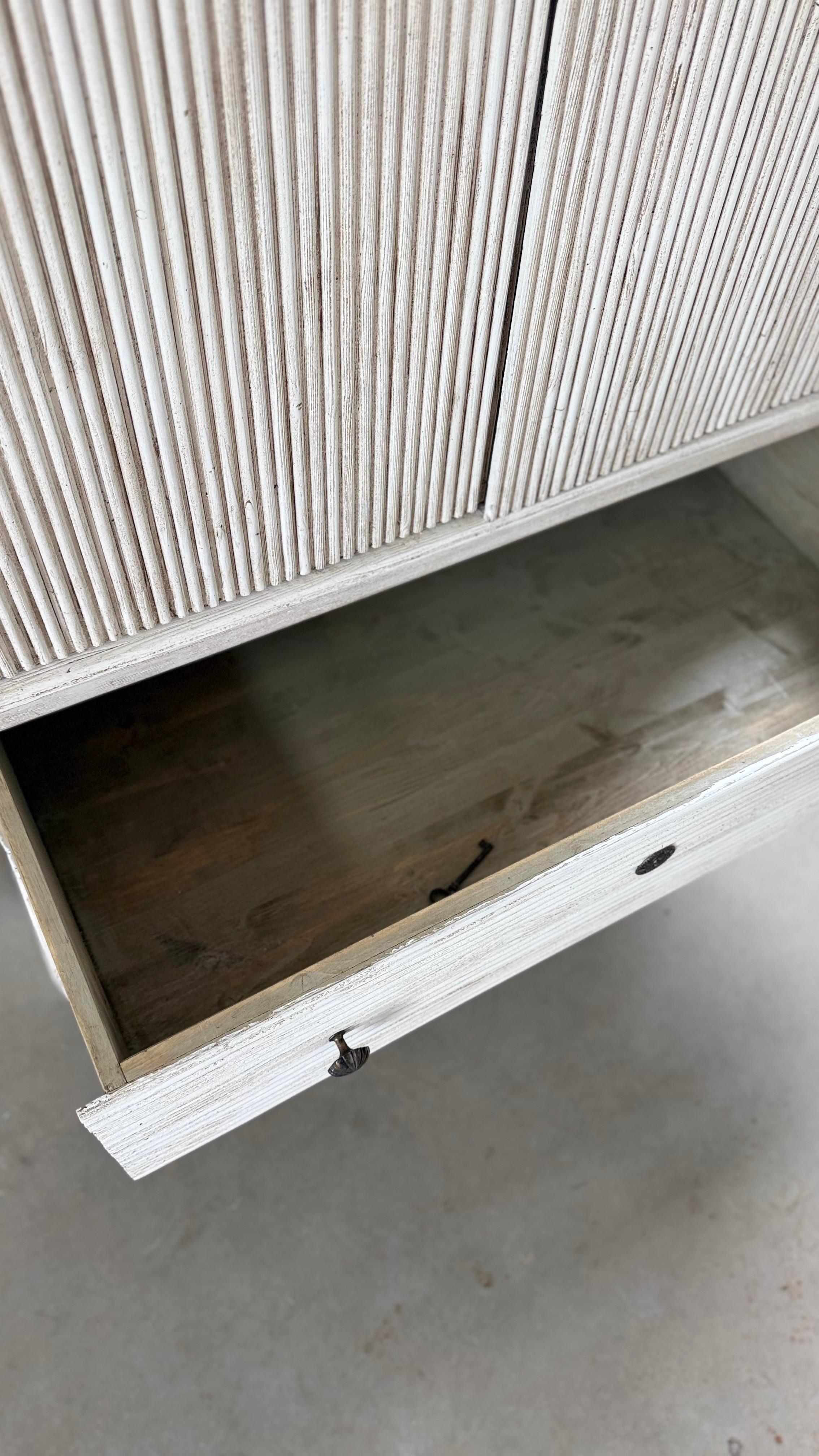 Paire d'armoires italiennes peintes en pin en vente 6