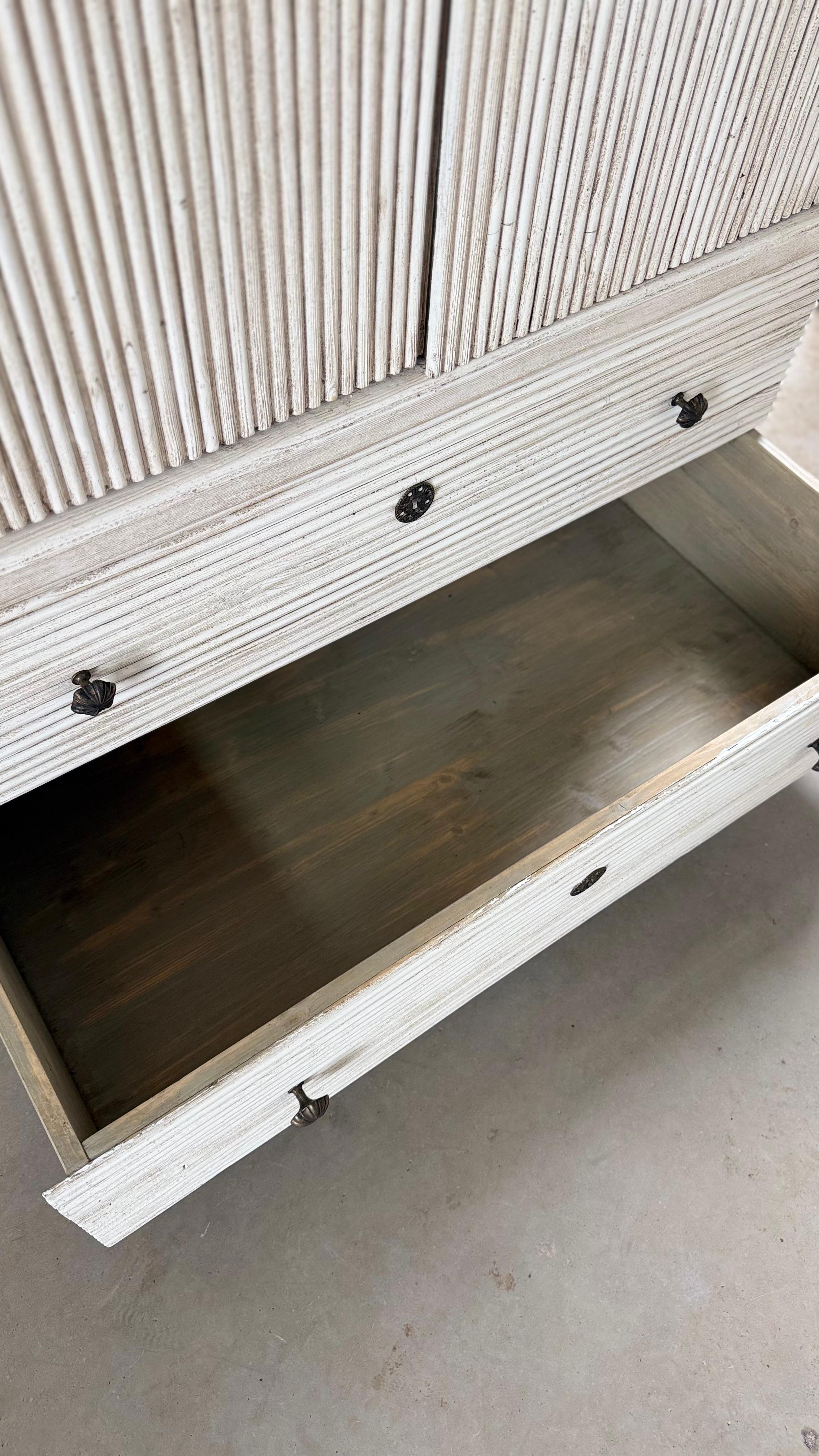 Paire d'armoires italiennes peintes en pin en vente 8