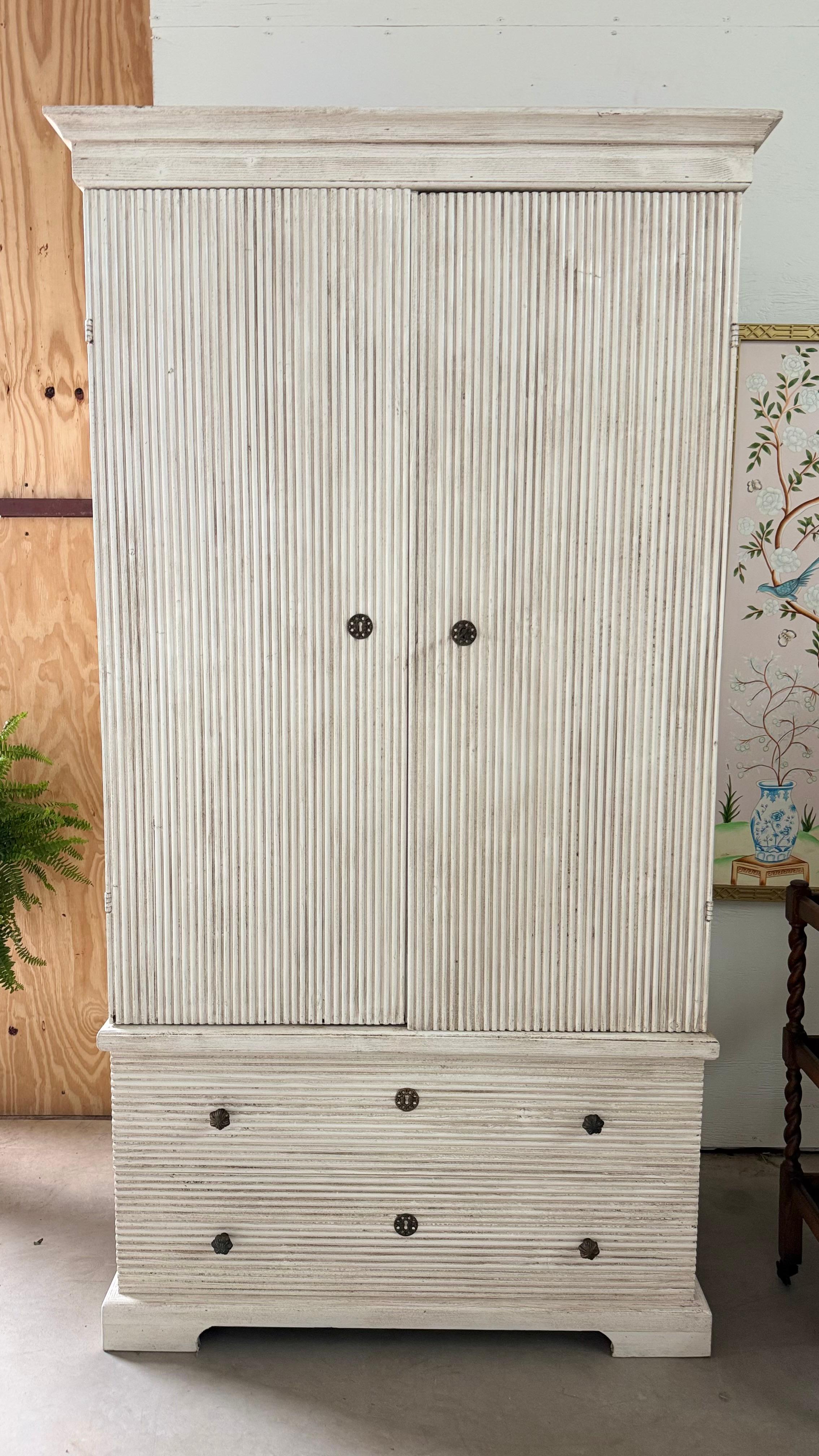 Paire d'armoires italiennes peintes en pin en vente 9