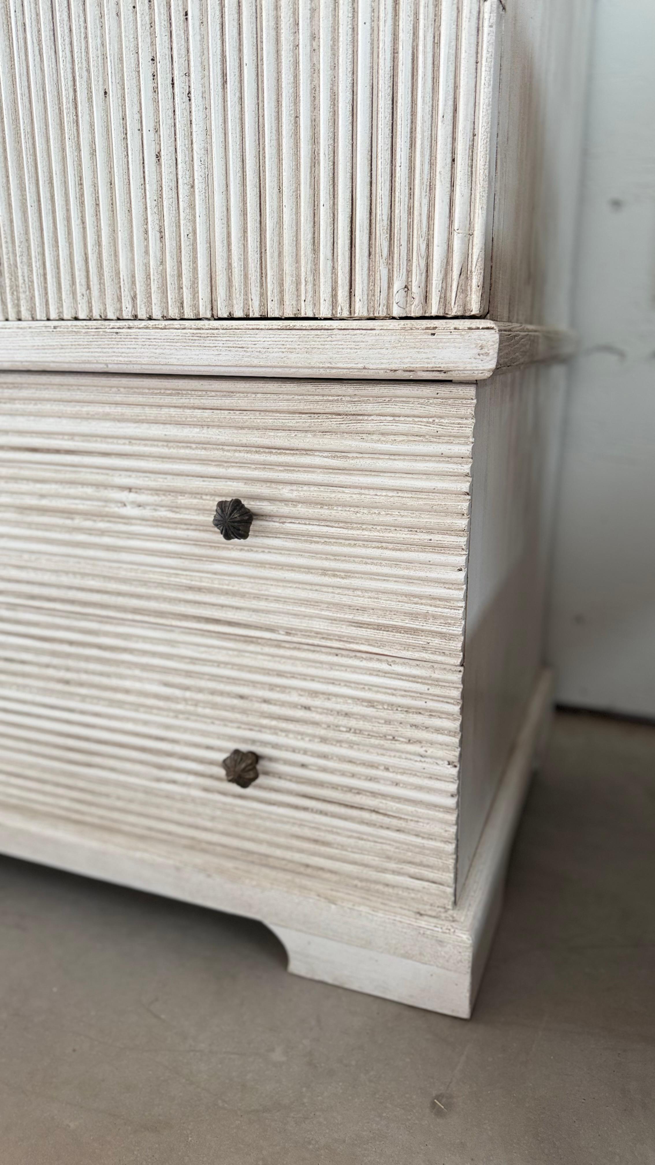 Paire d'armoires italiennes peintes en pin en vente 12