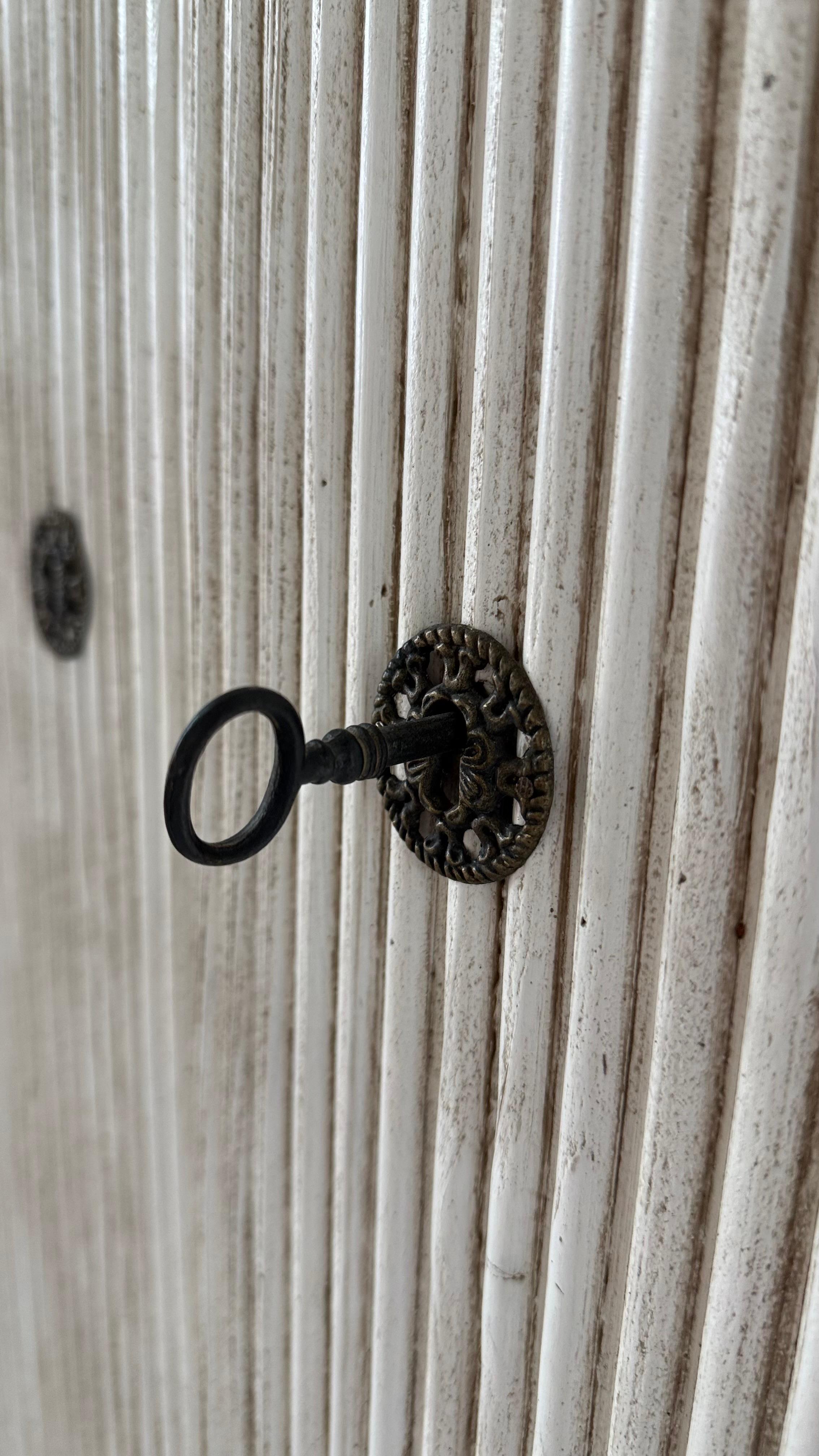 Pin Paire d'armoires italiennes peintes en pin en vente