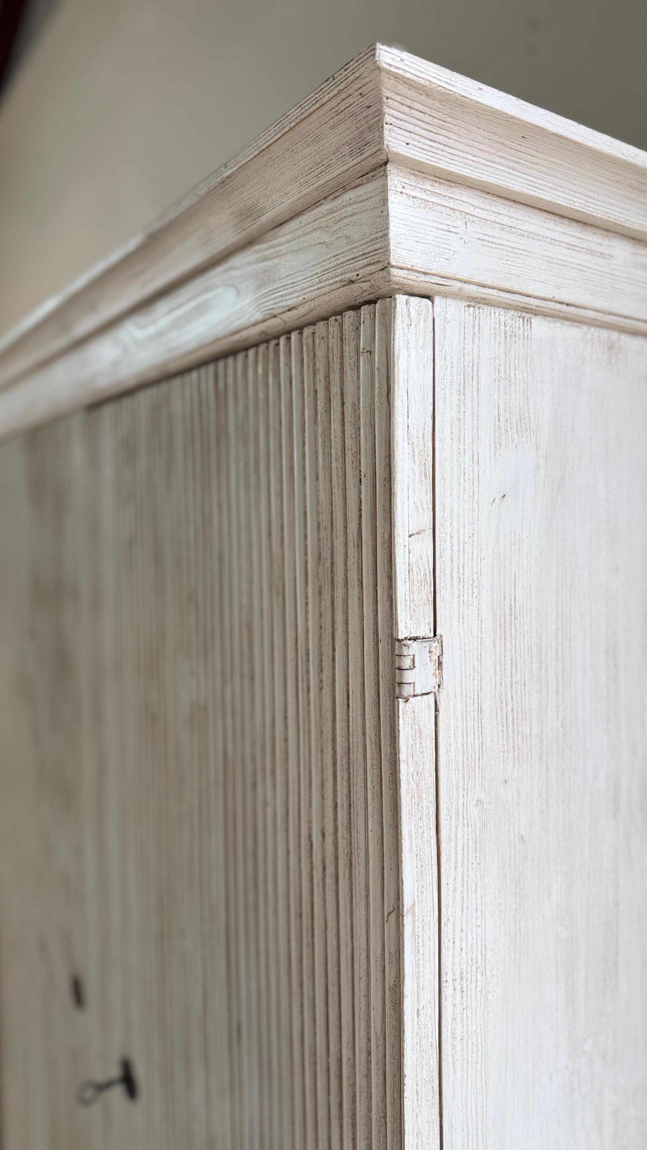 Paire d'armoires italiennes peintes en pin en vente 2