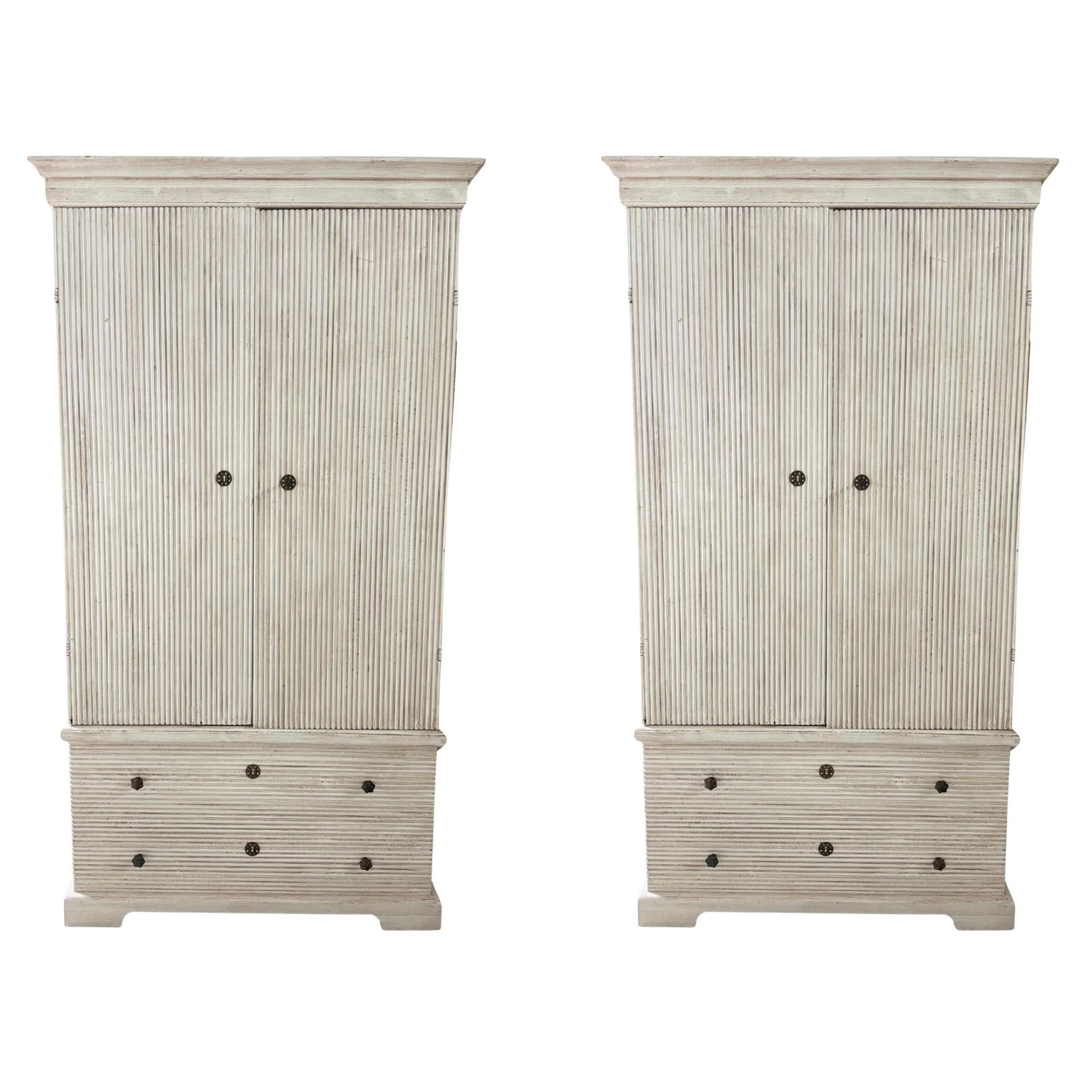 Paire d'armoires italiennes peintes en pin en vente