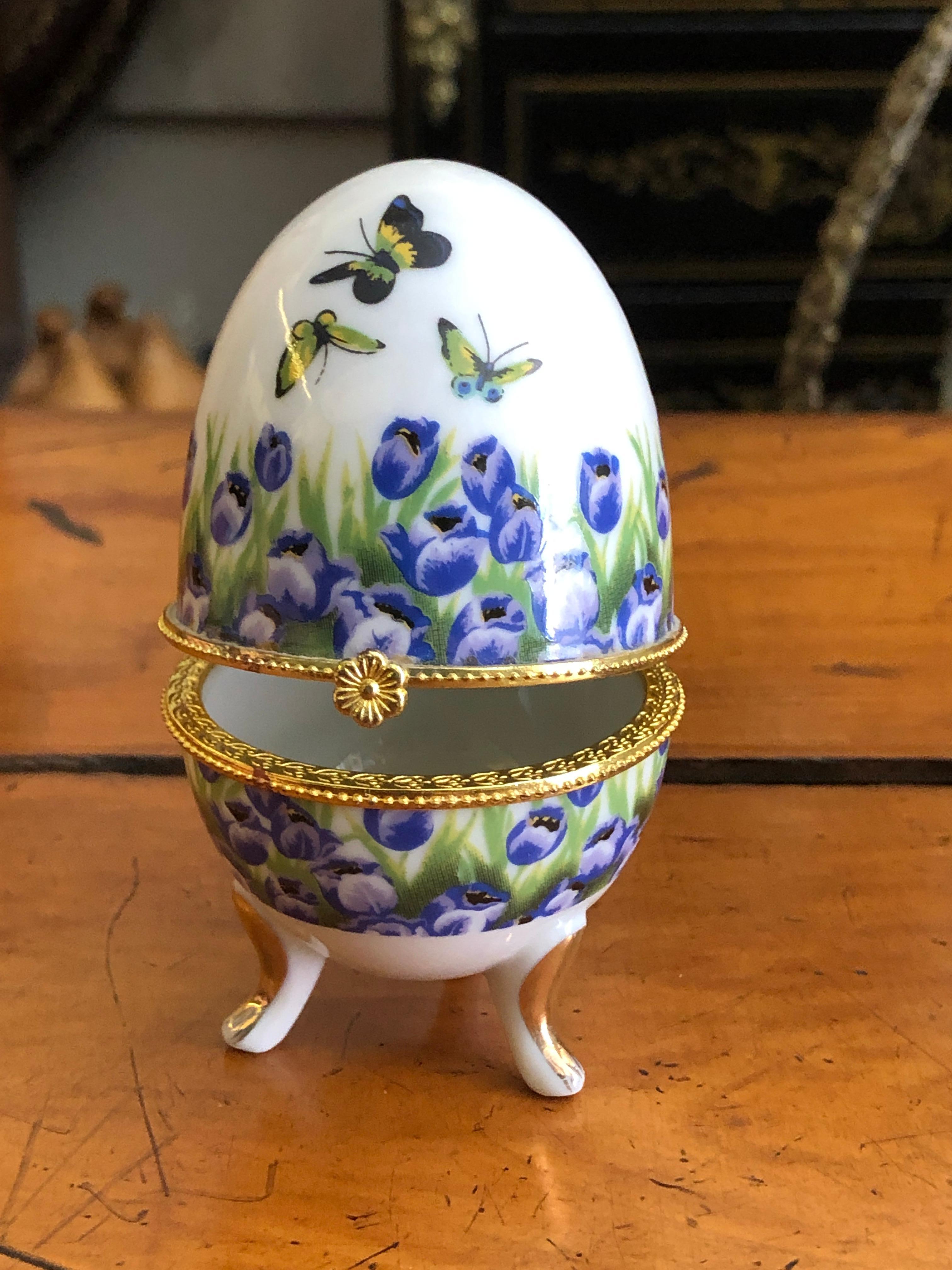 Français Paire de boîtes décoratives en céramique peintes avec œufs tripodes en vente
