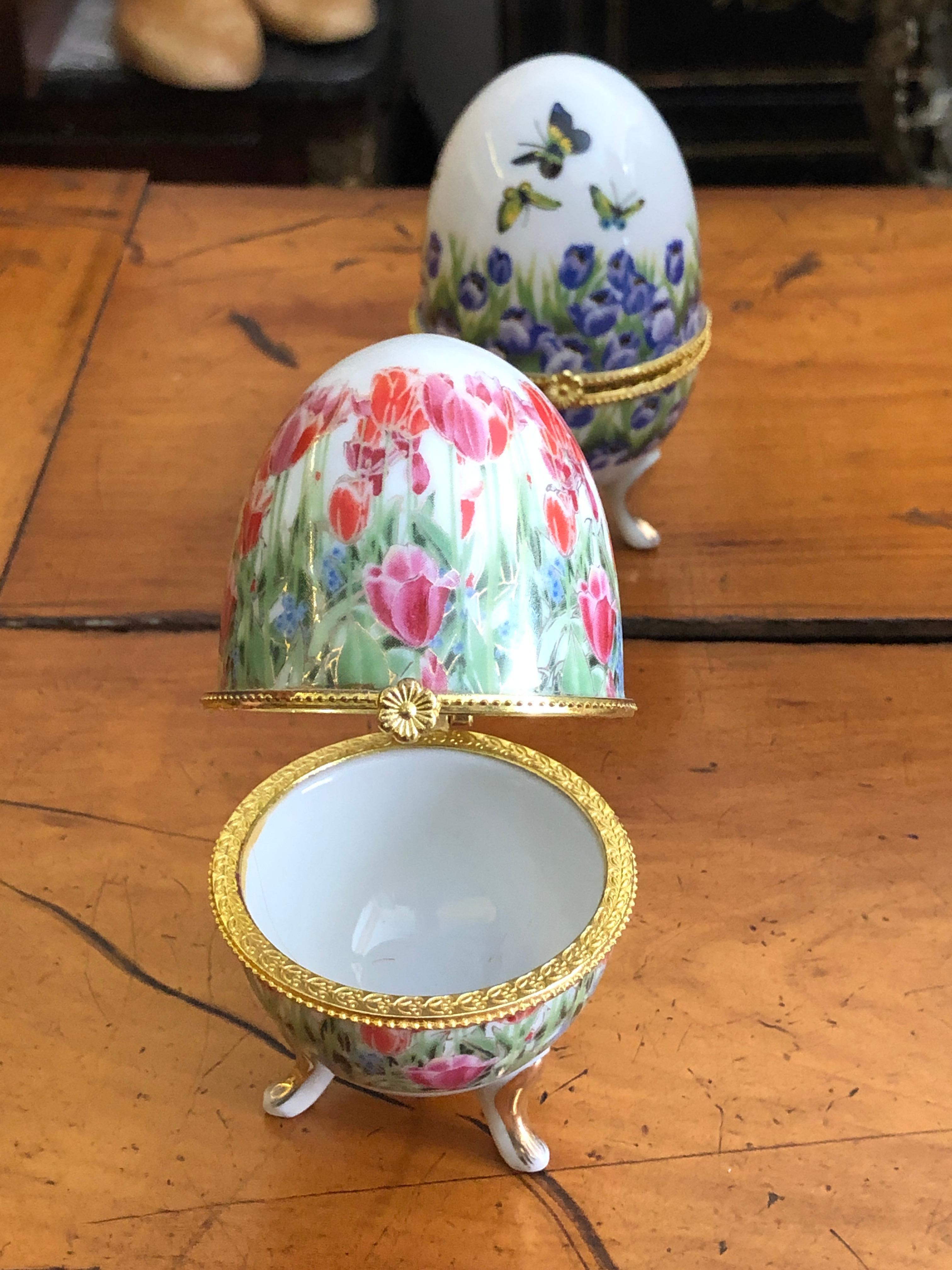 Peint Paire de boîtes décoratives en céramique peintes avec œufs tripodes en vente