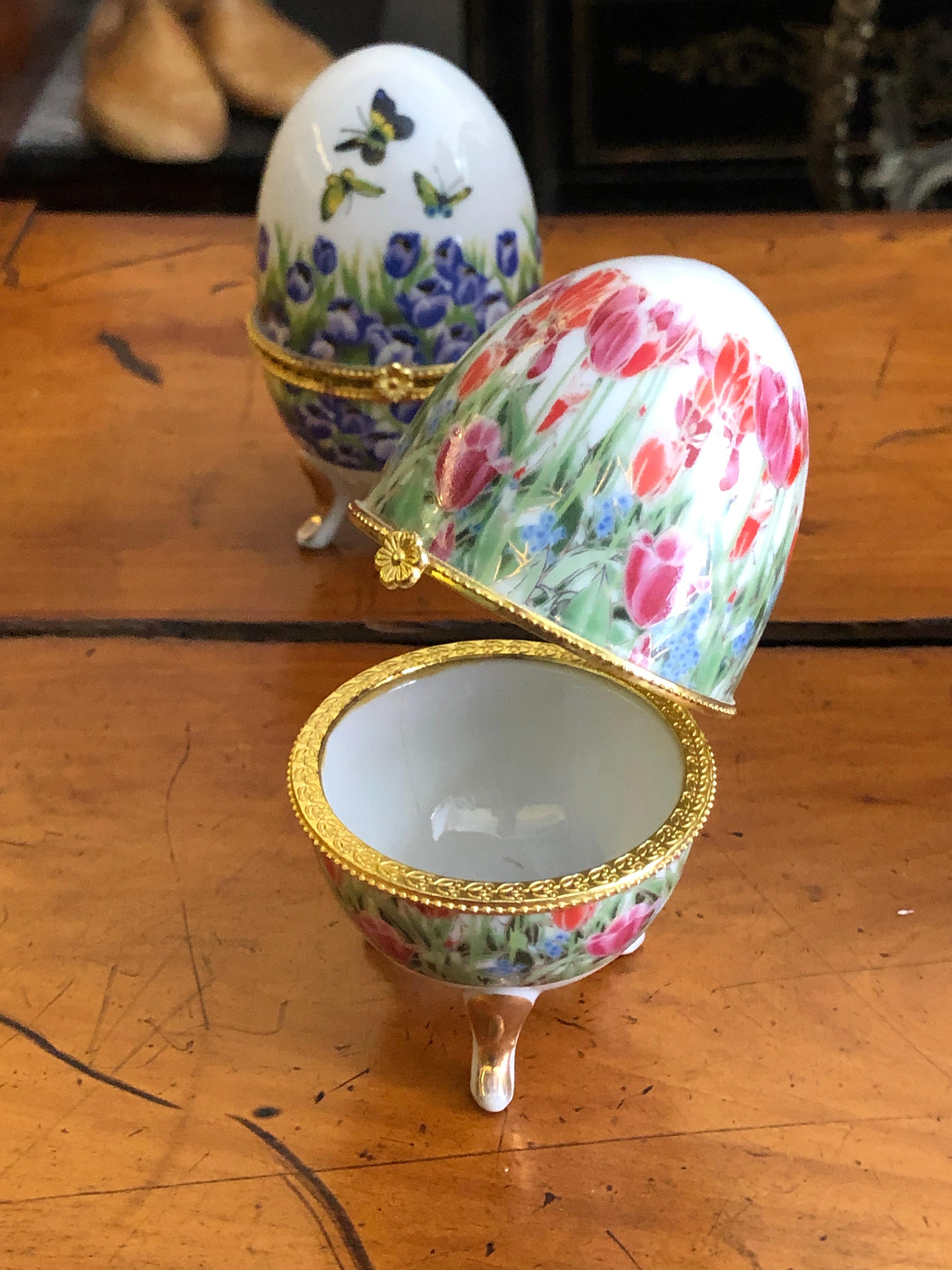 Contemporary Pair of Painted Decorative Ceramic Boxes Tripod Eggs For Sale