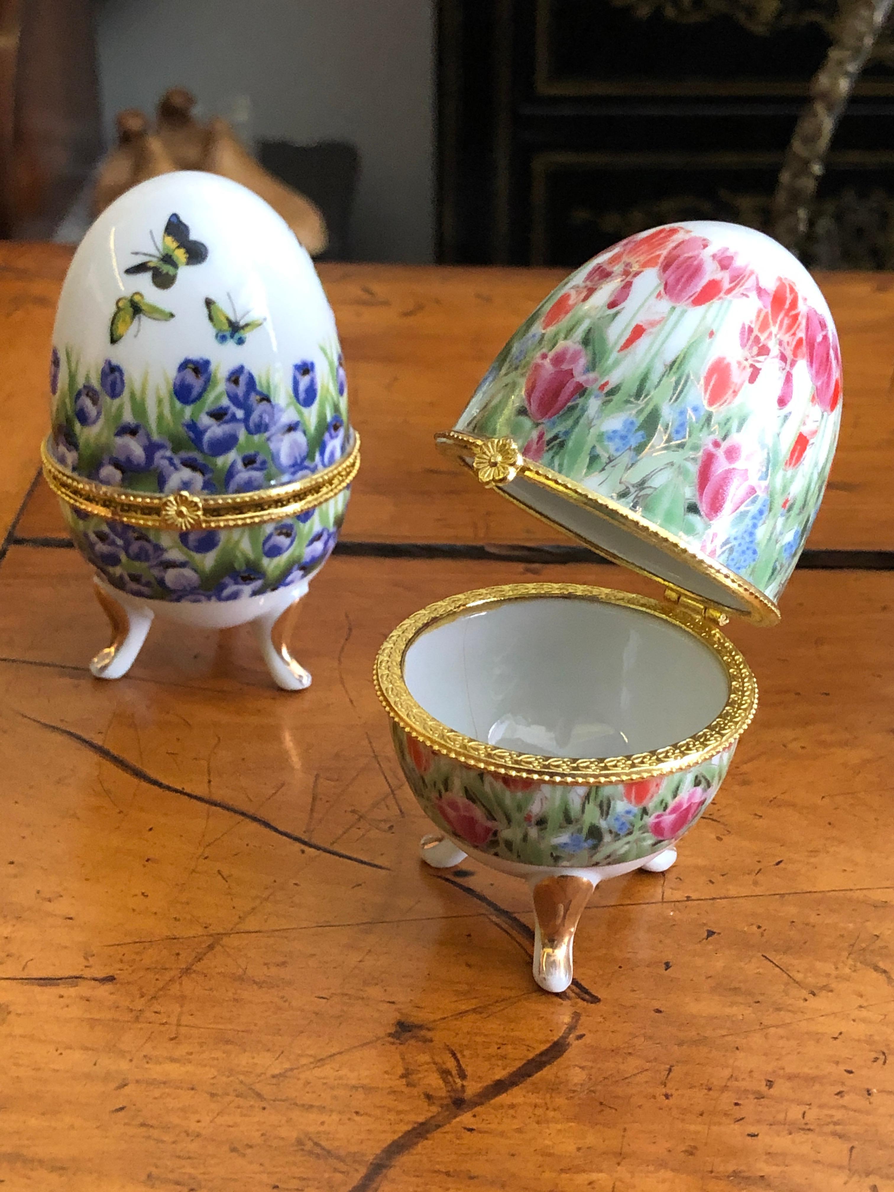 Pair of Painted Decorative Ceramic Boxes Tripod Eggs For Sale 1