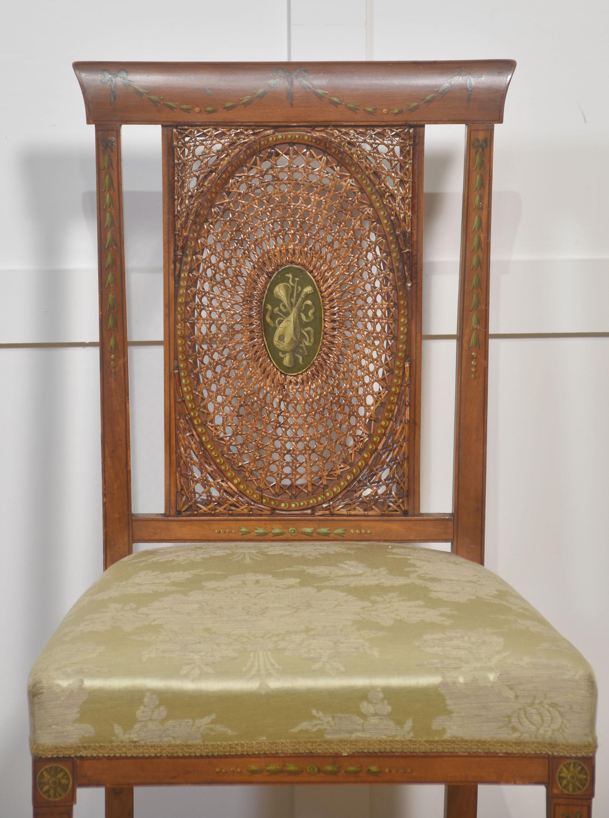 Paar bemalte edwardianische Beistellstühle aus Satinholz mit Rohrrücken (Britisch) im Angebot