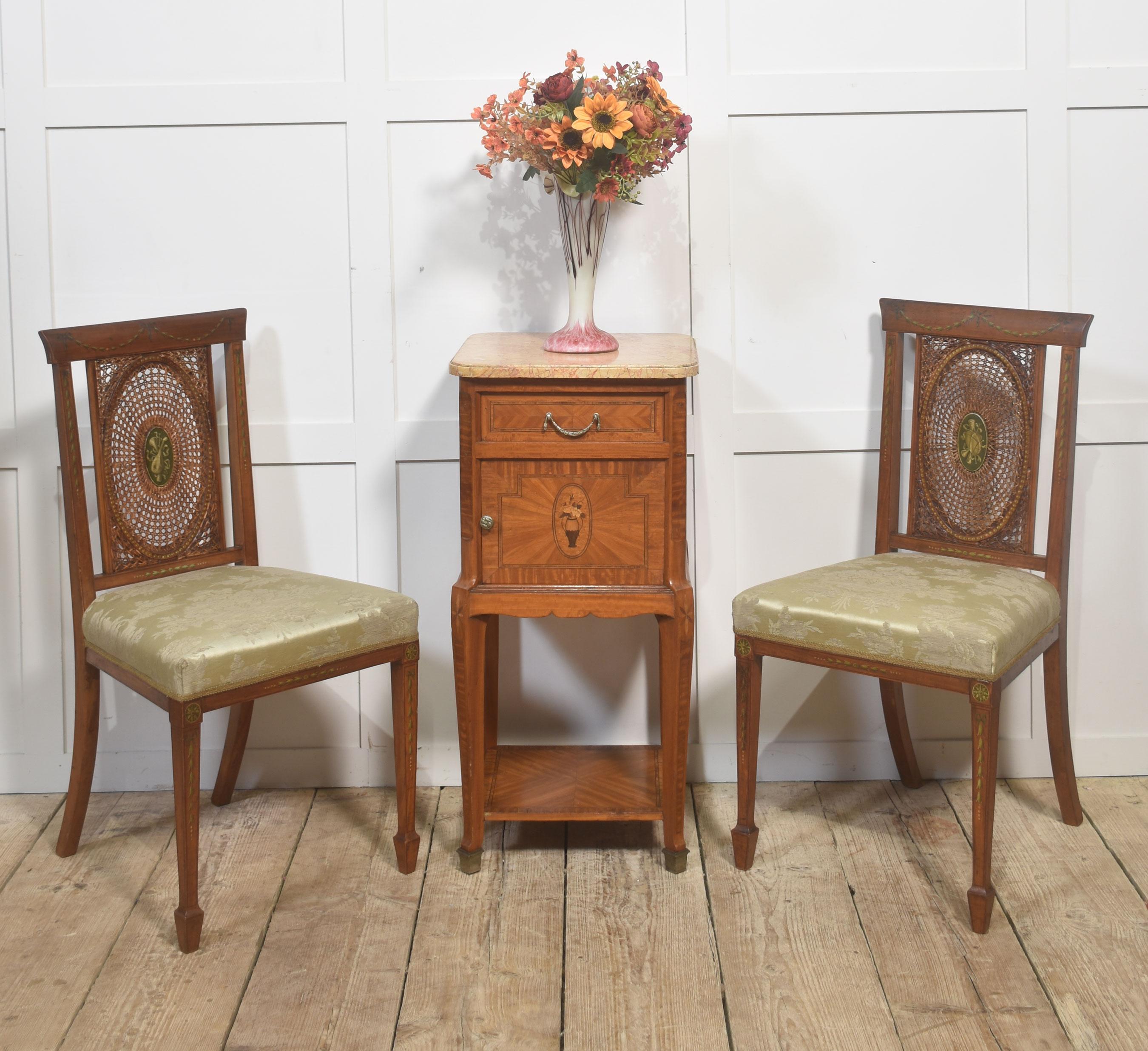 Paar bemalte edwardianische Beistellstühle aus Satinholz mit Rohrrücken im Zustand „Gut“ im Angebot in Cheshire, GB