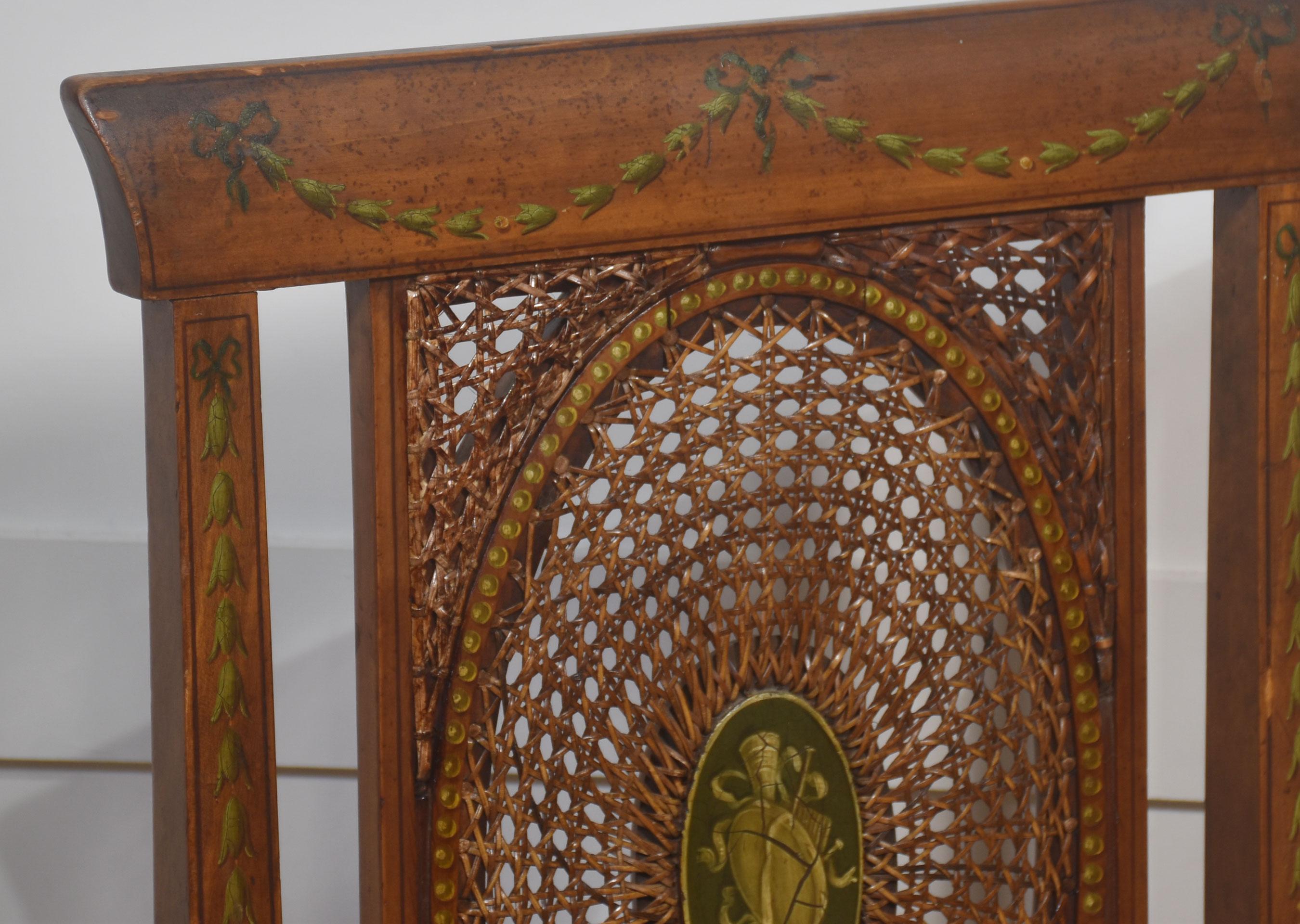 Paar bemalte edwardianische Beistellstühle aus Satinholz mit Rohrrücken (Seidenholz) im Angebot