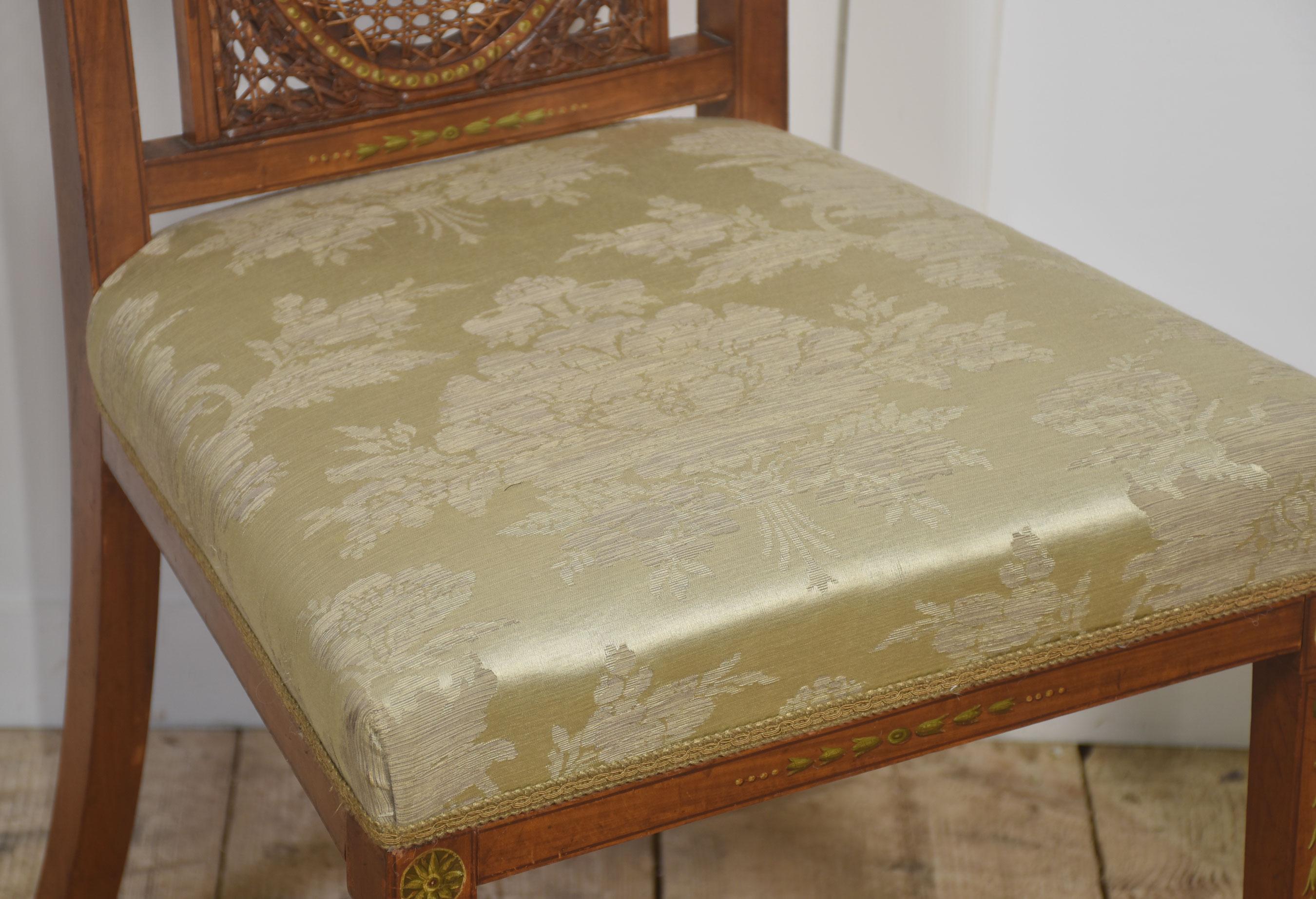 Paar bemalte edwardianische Beistellstühle aus Satinholz mit Rohrrücken im Angebot 1