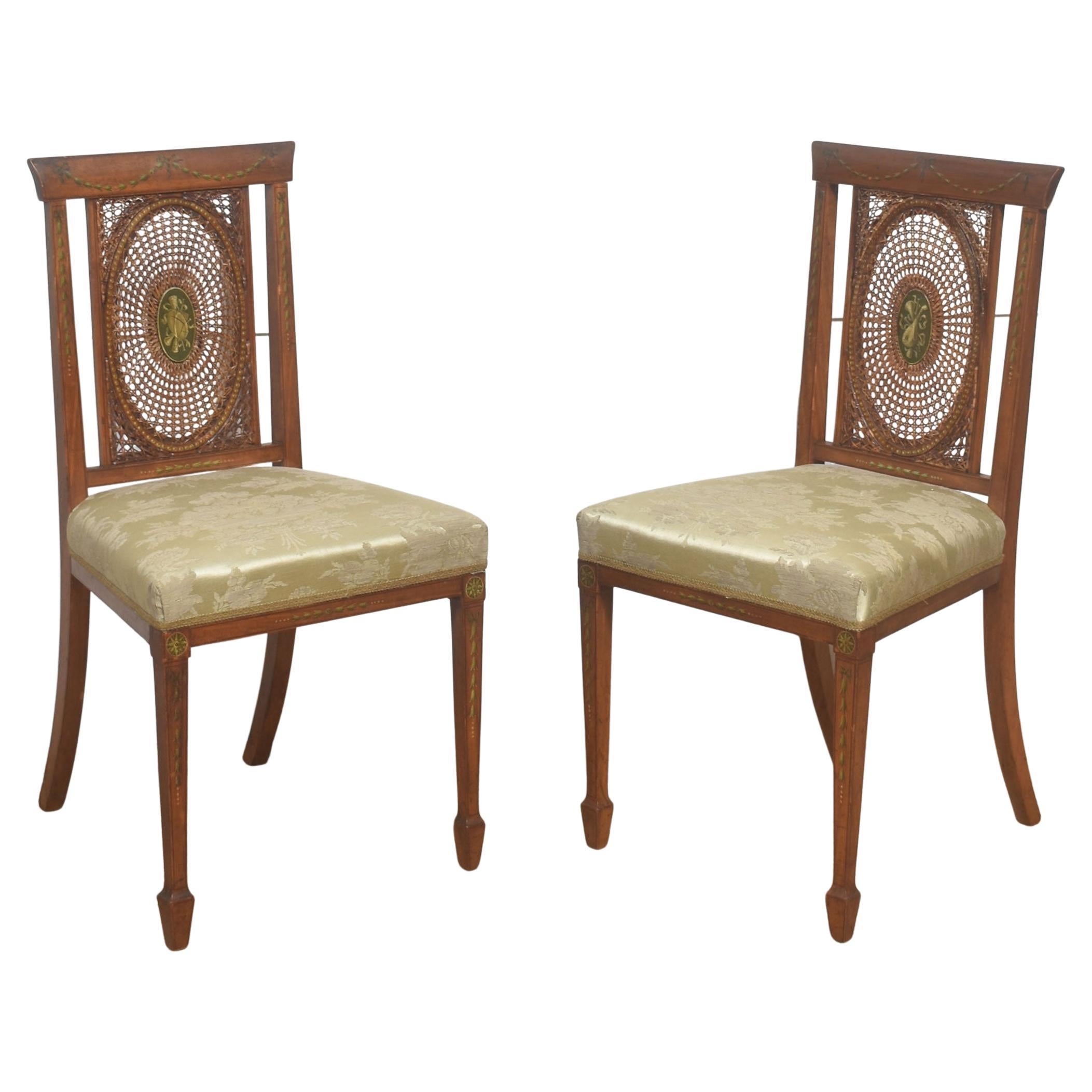 Paire de chaises d'appoint en bois satiné peint de l'époque édouardienne