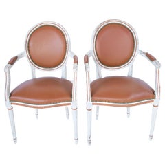 Coppia di Fauteuil dipinti e rivestiti in pelle con punte di chiodo