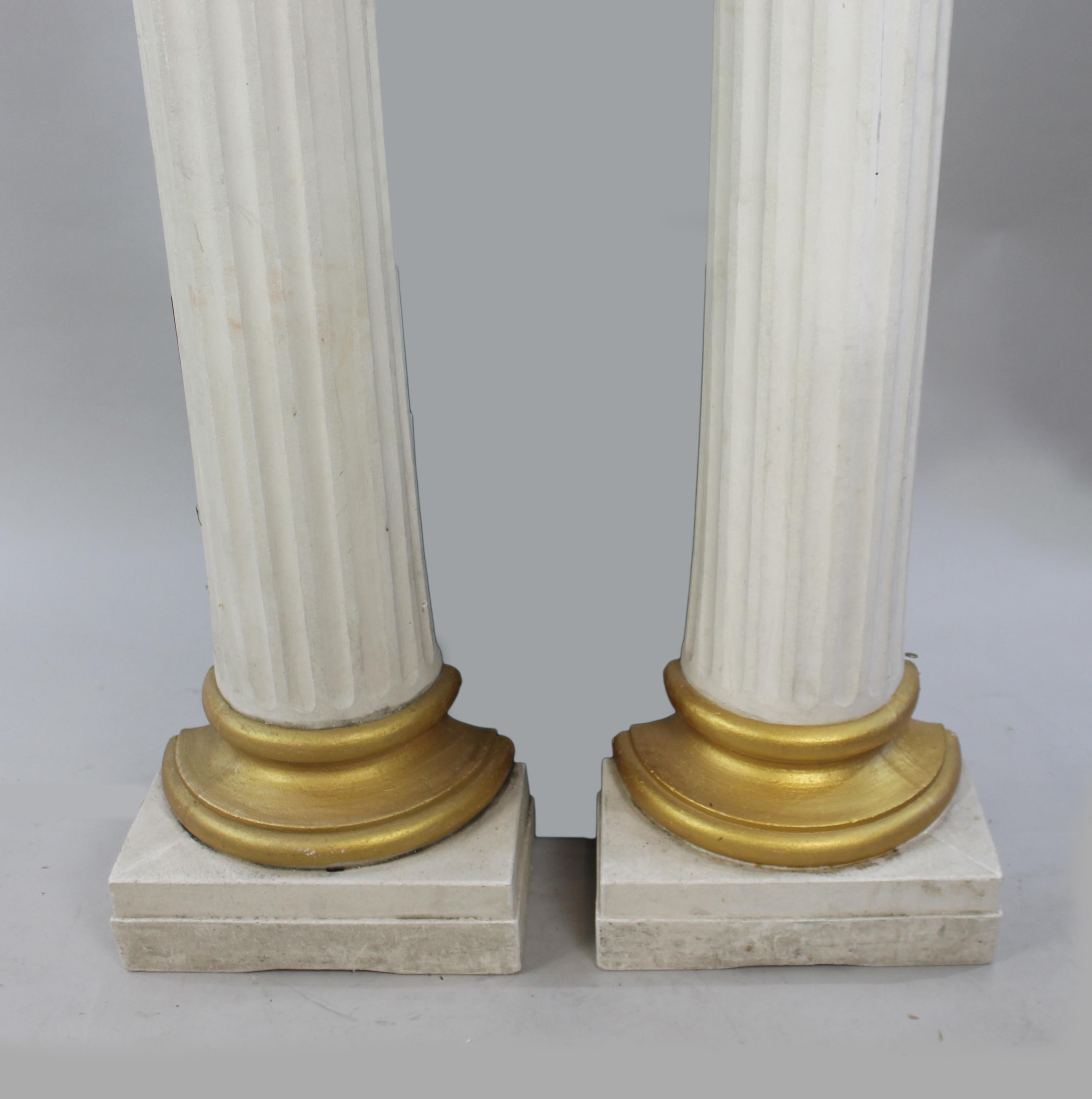 Composition Paire de colonnes en fibre de verre peintes en vente