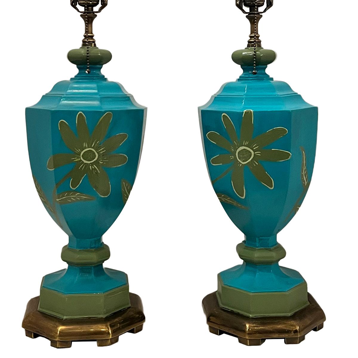 Paar florale Vintage-Lampen aus der Mitte des Jahrhunderts mit originaler Patina.

Abmessungen:
Höhe des Gehäuses: 19