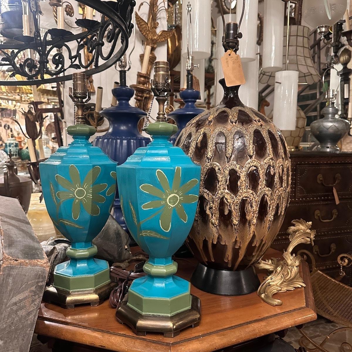 Paar gemalte florale Lampen im Angebot 1