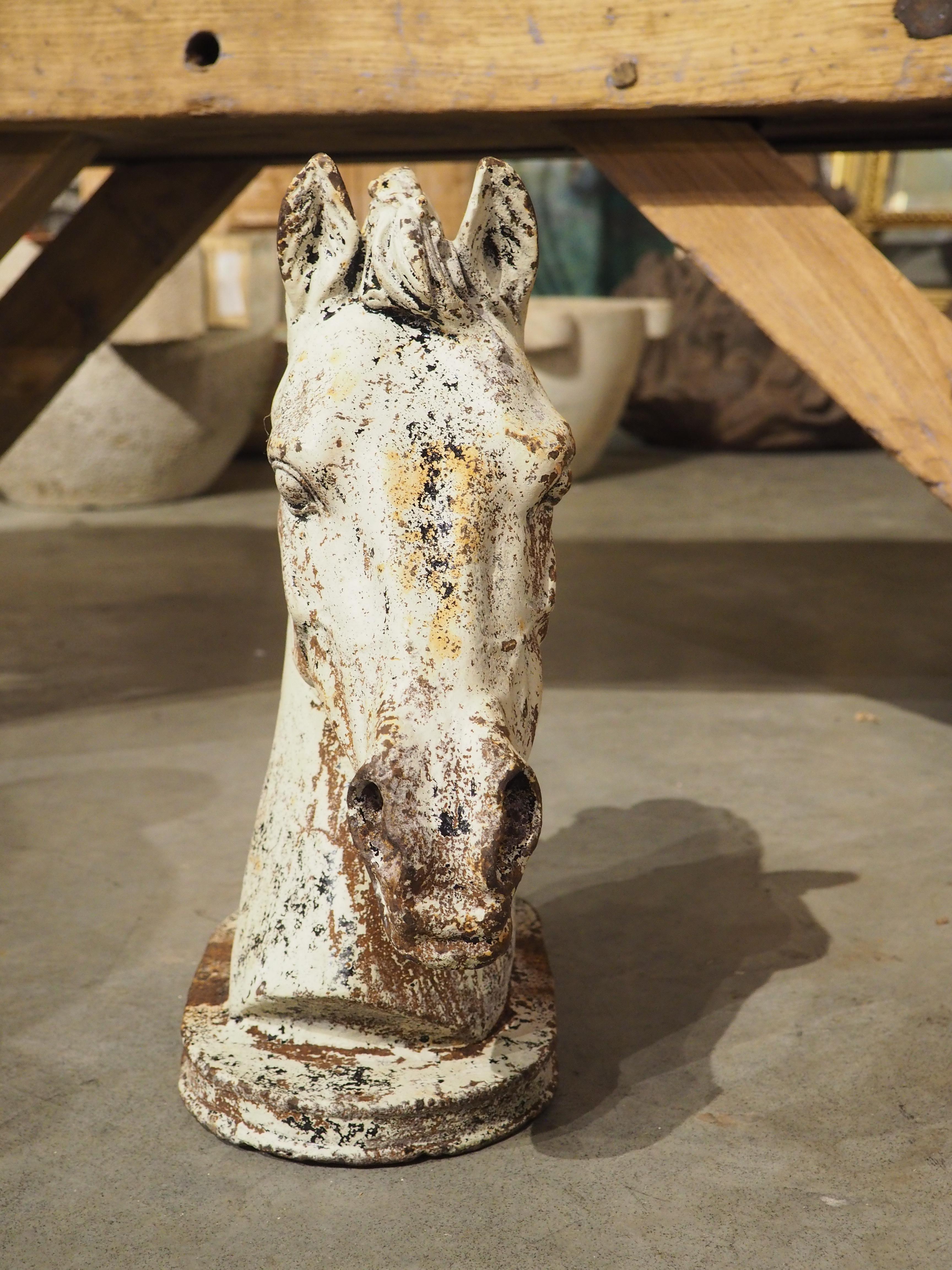 Paire d'éléments de fontaine à tête de cheval en fonte peinte, Circa 1940s en vente 3