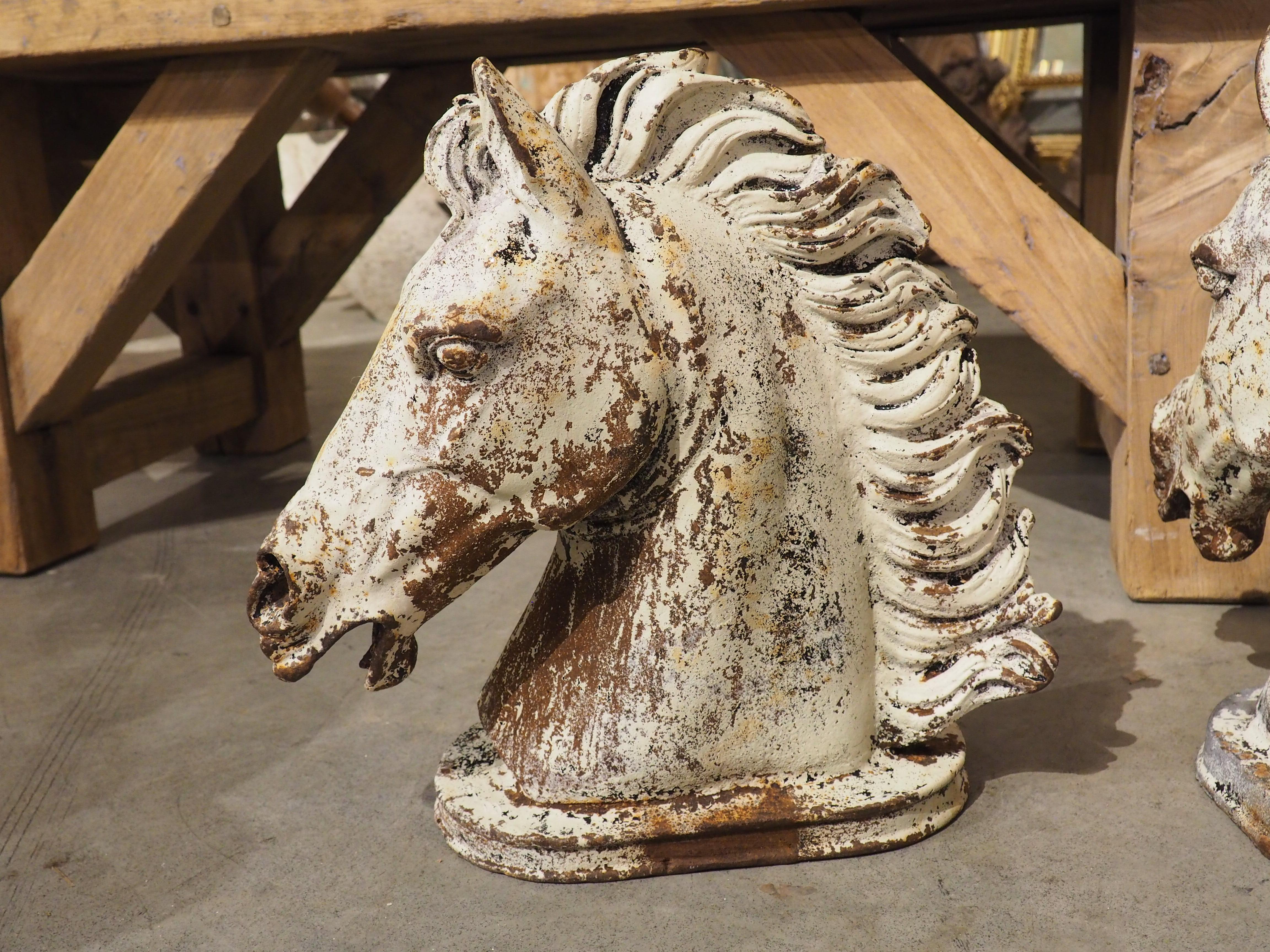 Paire d'éléments de fontaine à tête de cheval en fonte peinte, Circa 1940s en vente 4