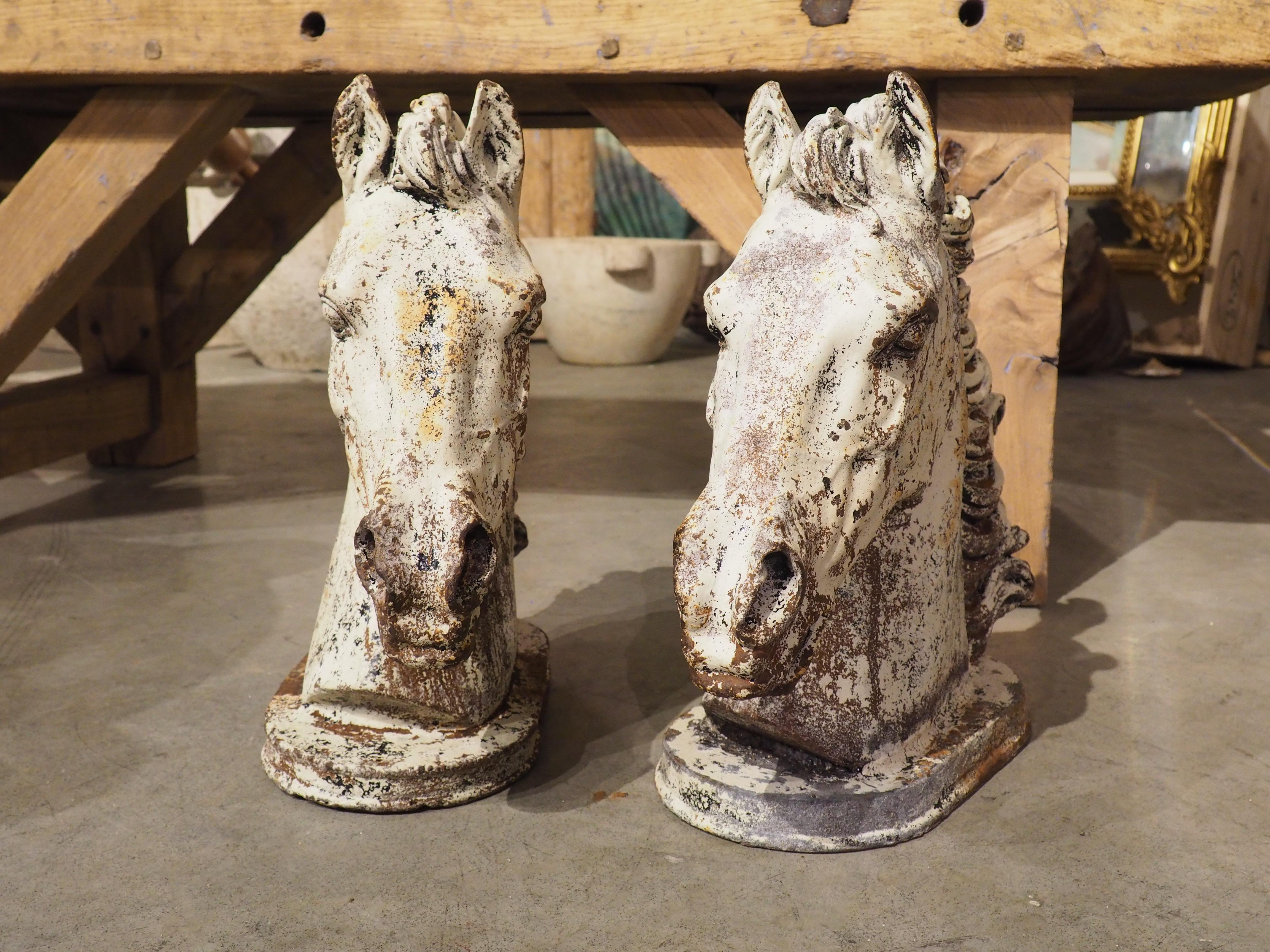 Paire d'éléments de fontaine à tête de cheval en fonte peinte, Circa 1940s en vente 6