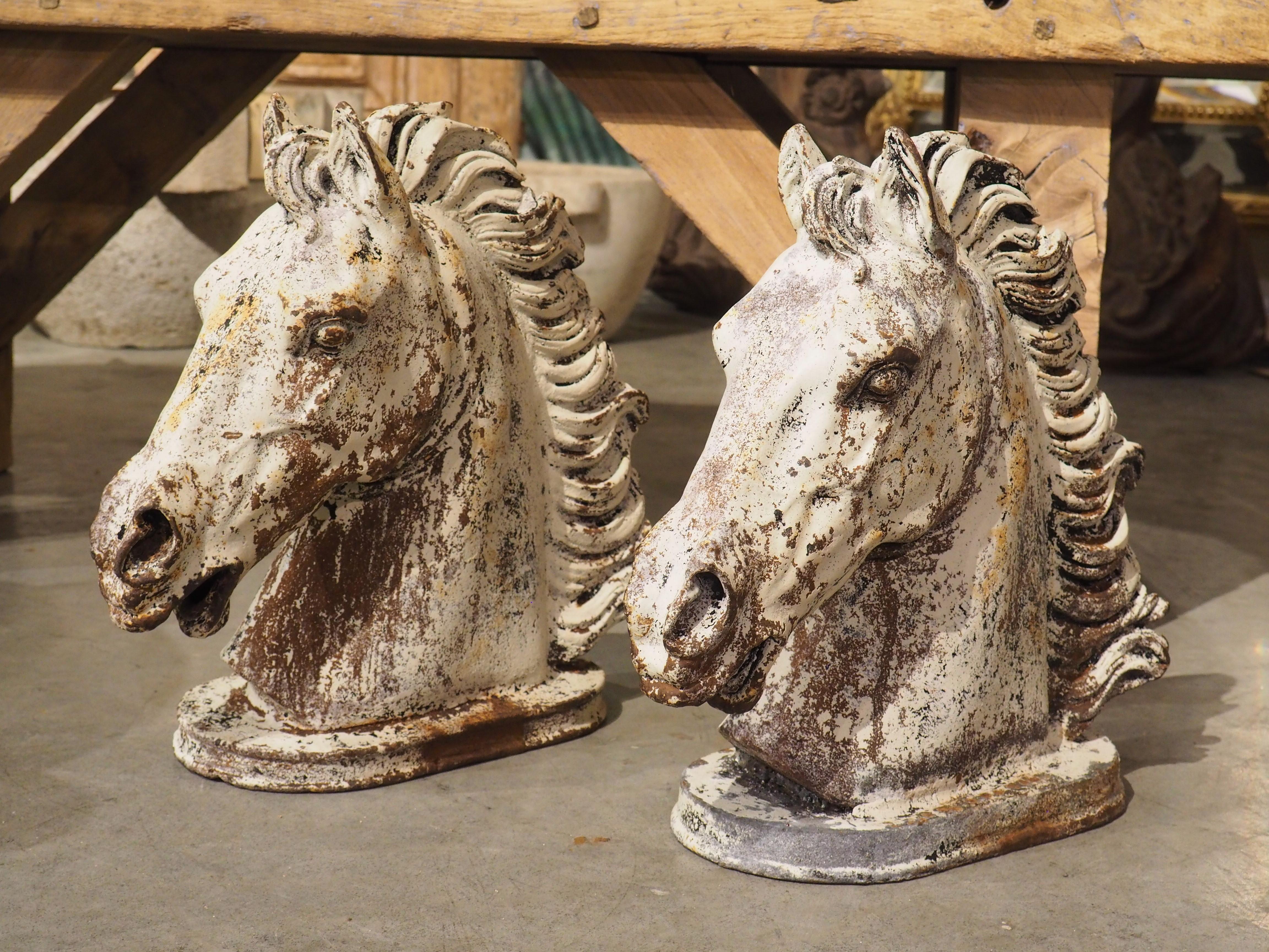 Paire d'éléments de fontaine à tête de cheval en fonte peinte, Circa 1940s en vente 7