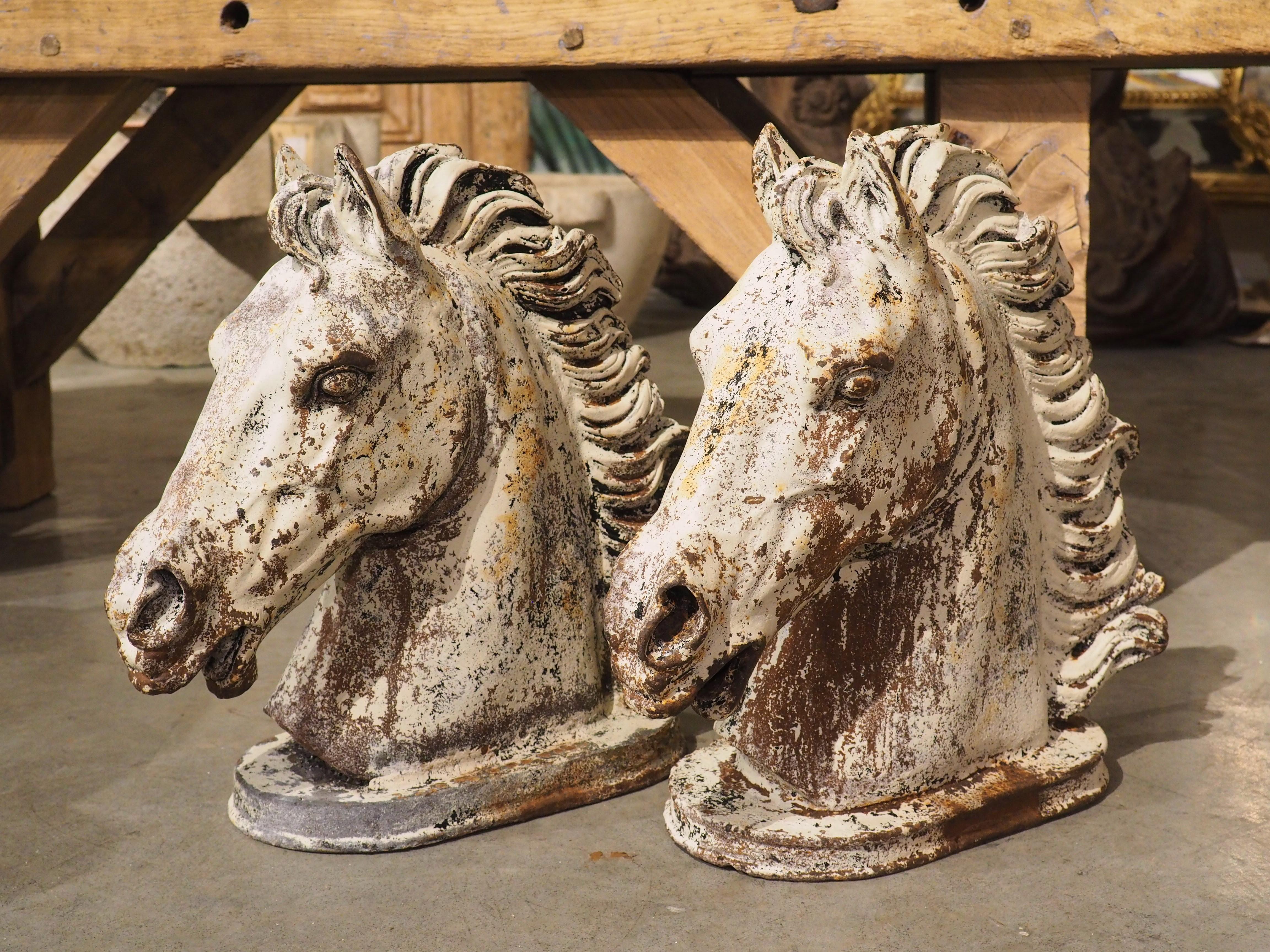 Paire d'éléments de fontaine à tête de cheval en fonte peinte, Circa 1940s en vente 8