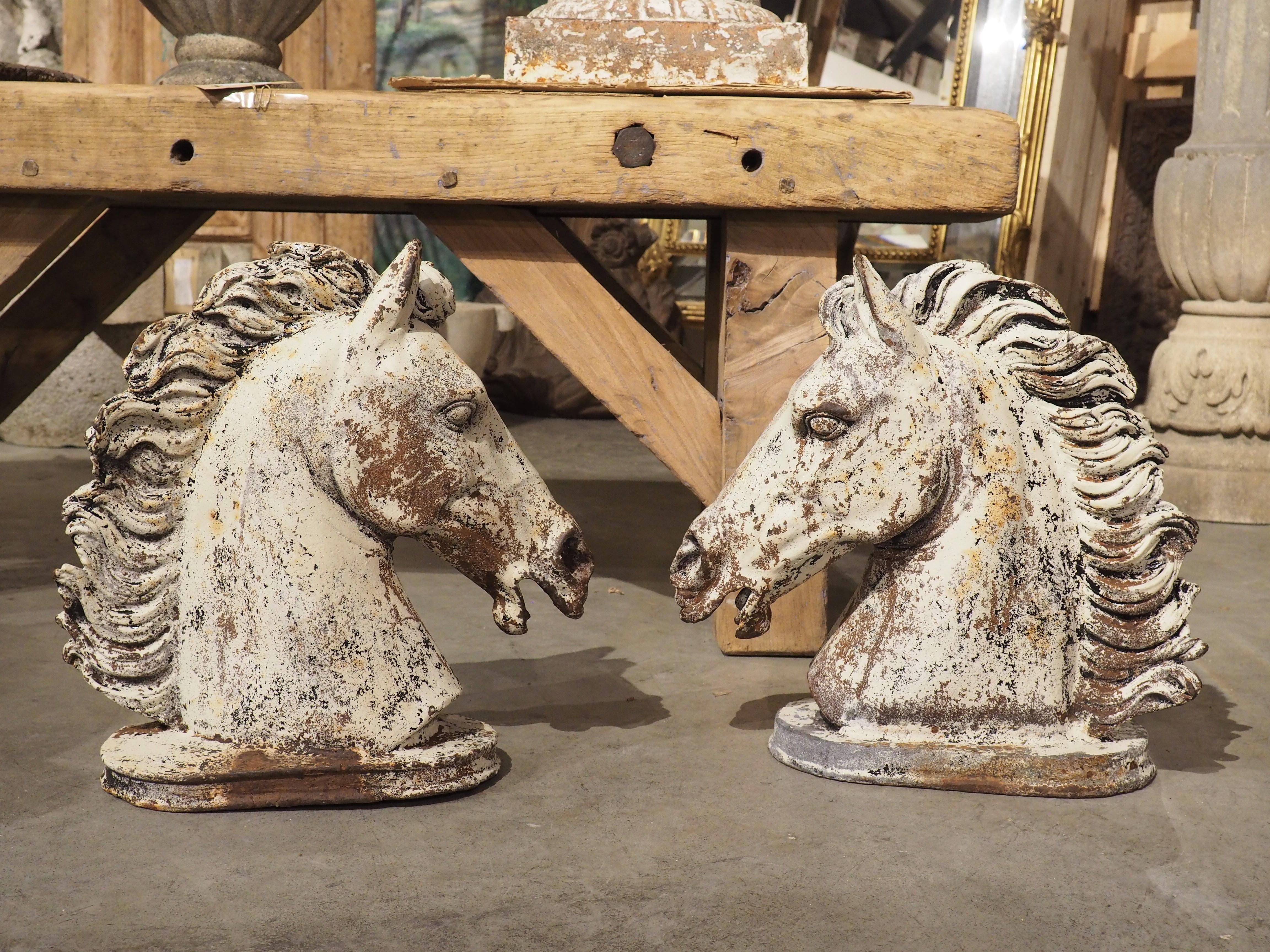 Paire d'éléments de fontaine à tête de cheval en fonte peinte, Circa 1940s en vente 9