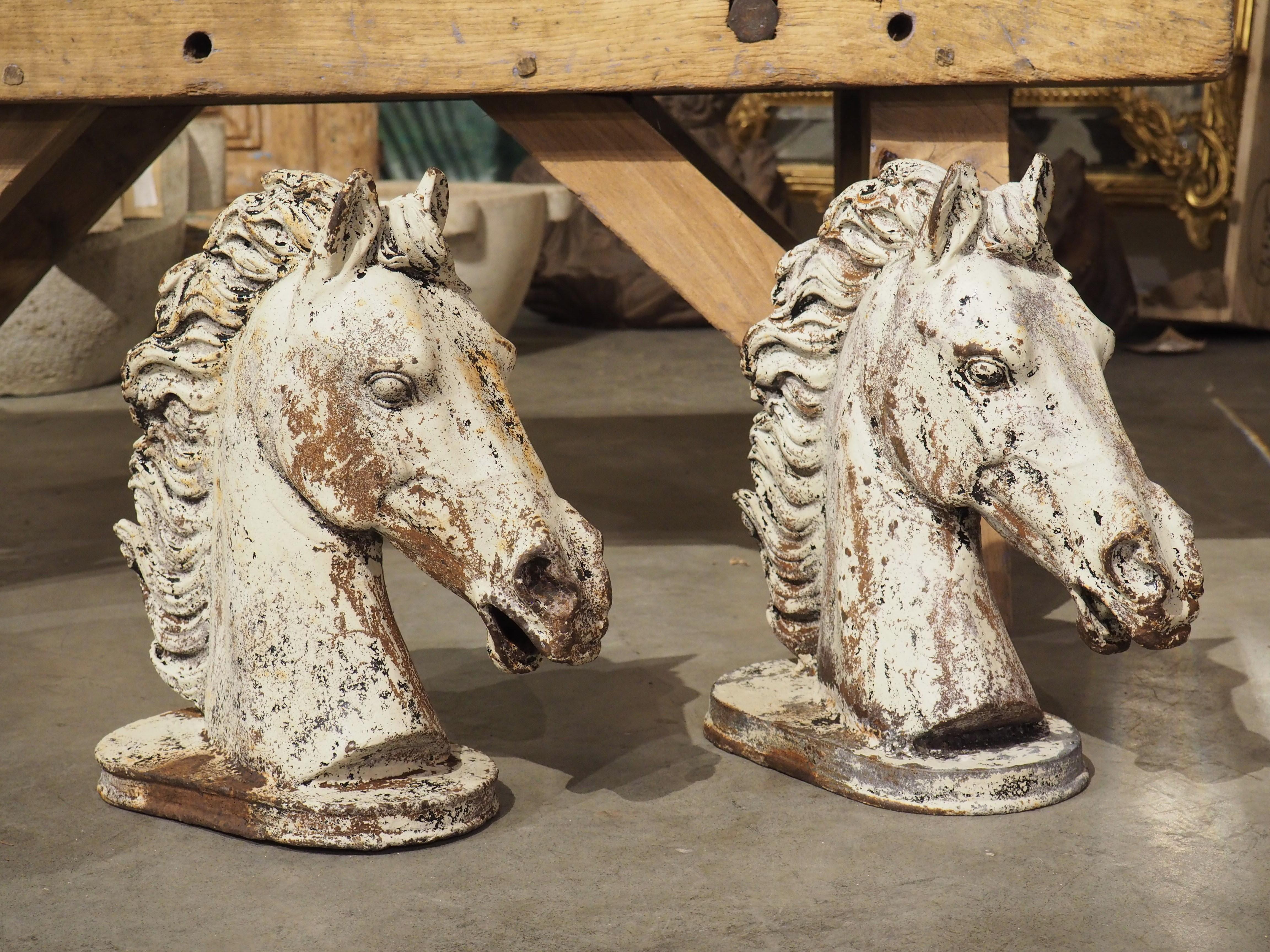 Moulage Paire d'éléments de fontaine à tête de cheval en fonte peinte, Circa 1940s en vente