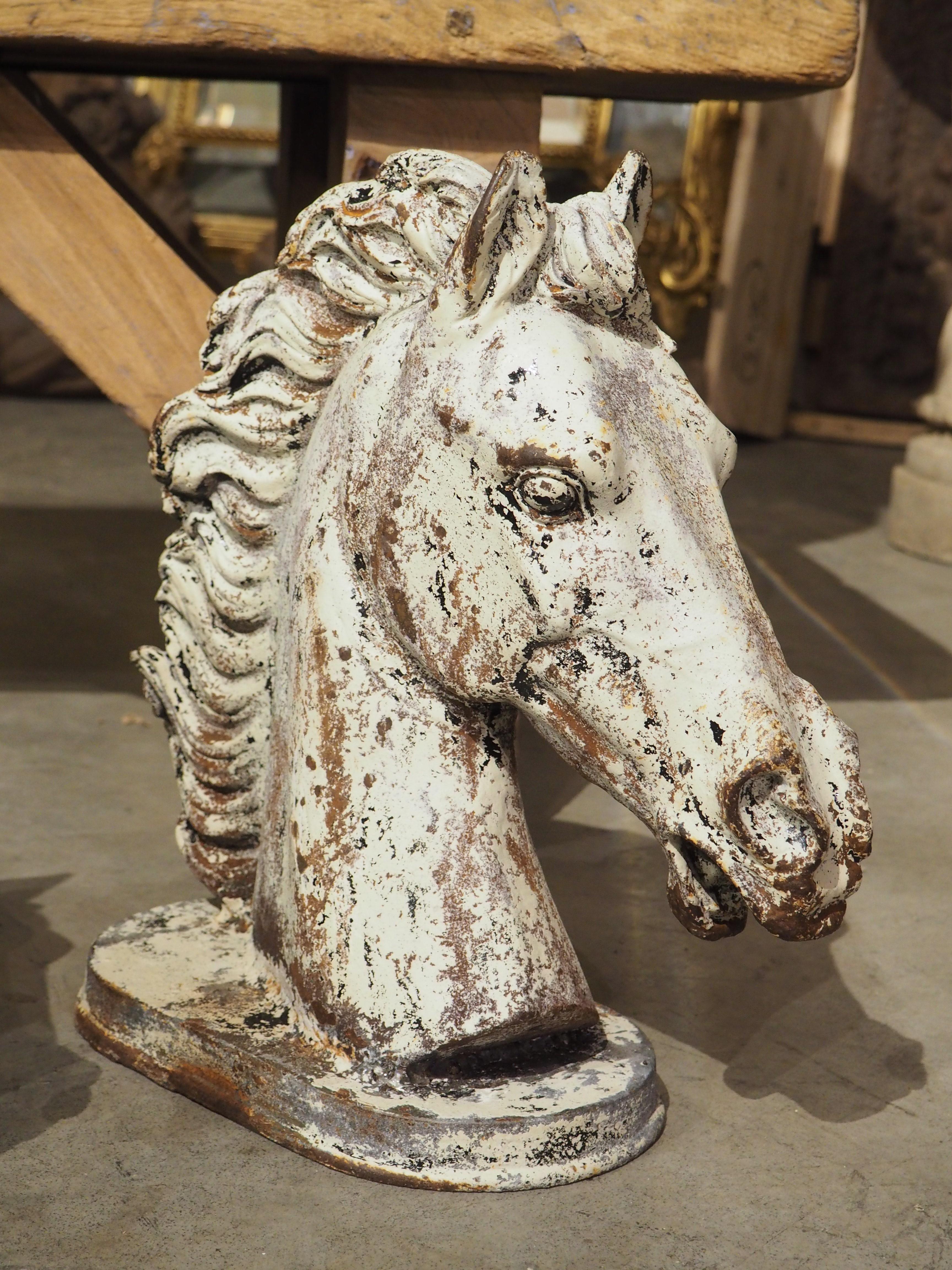 Paire d'éléments de fontaine à tête de cheval en fonte peinte, Circa 1940s Bon état - En vente à Dallas, TX
