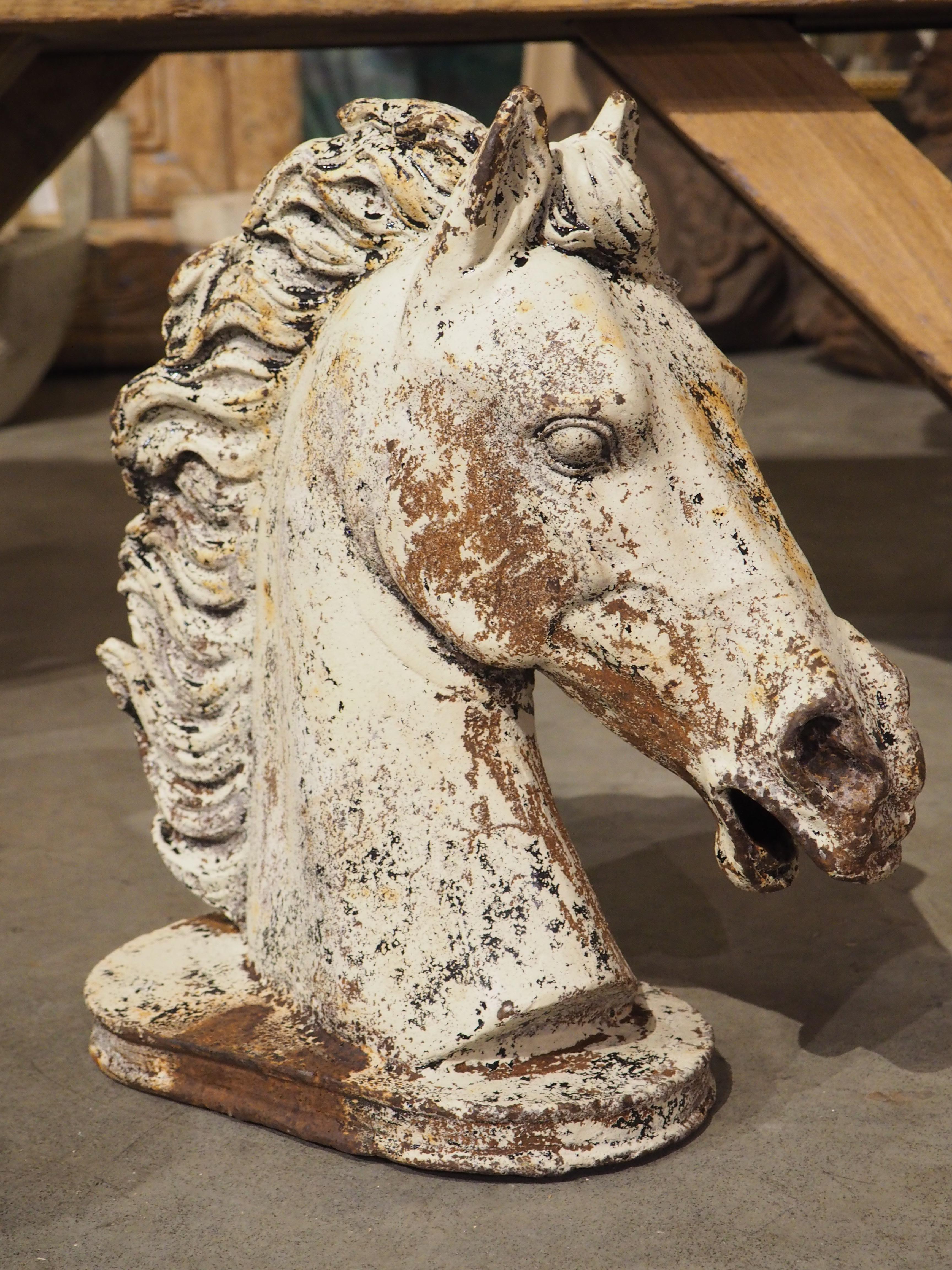 Milieu du XXe siècle Paire d'éléments de fontaine à tête de cheval en fonte peinte, Circa 1940s en vente