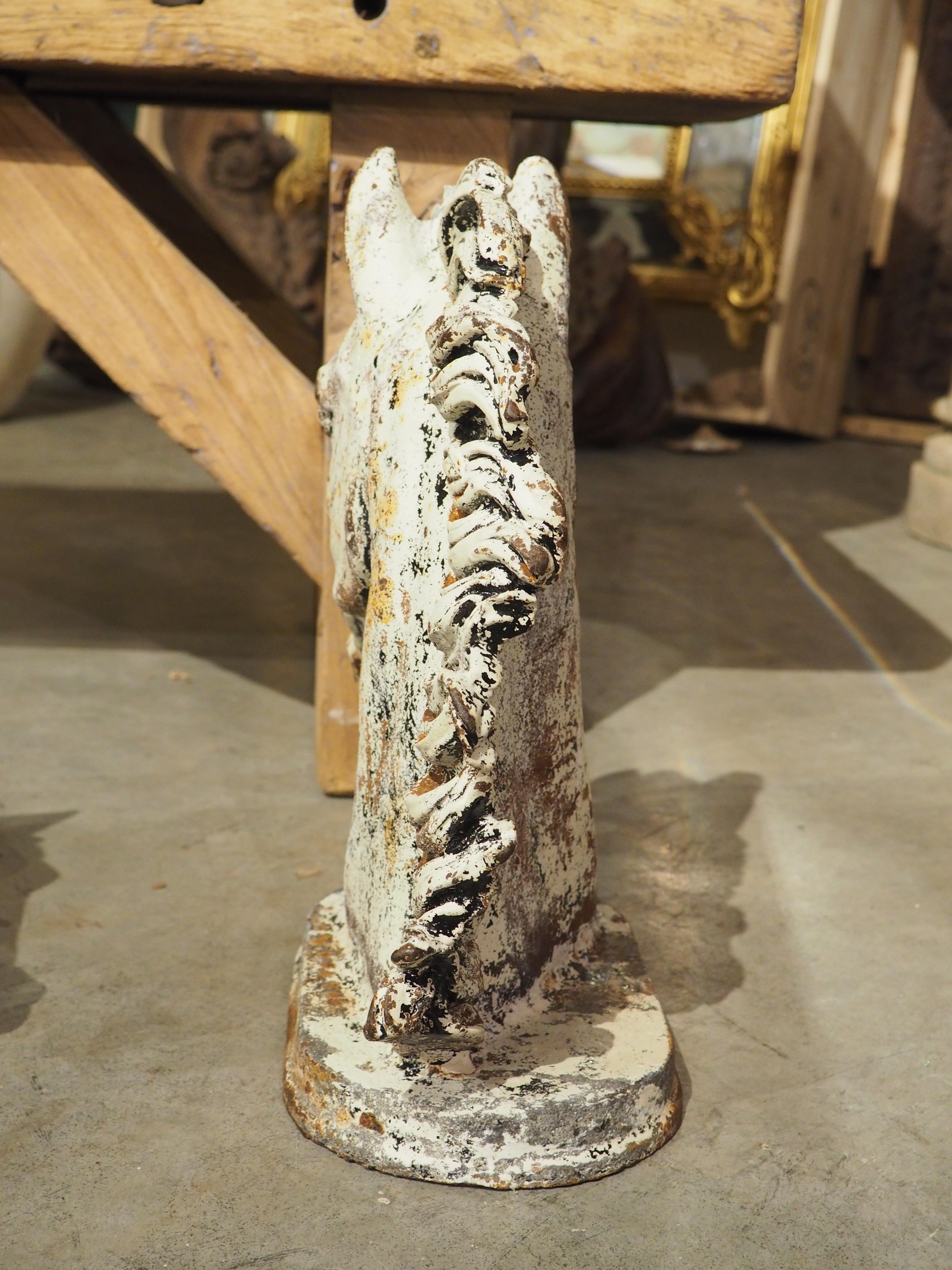 Paire d'éléments de fontaine à tête de cheval en fonte peinte, Circa 1940s en vente 2