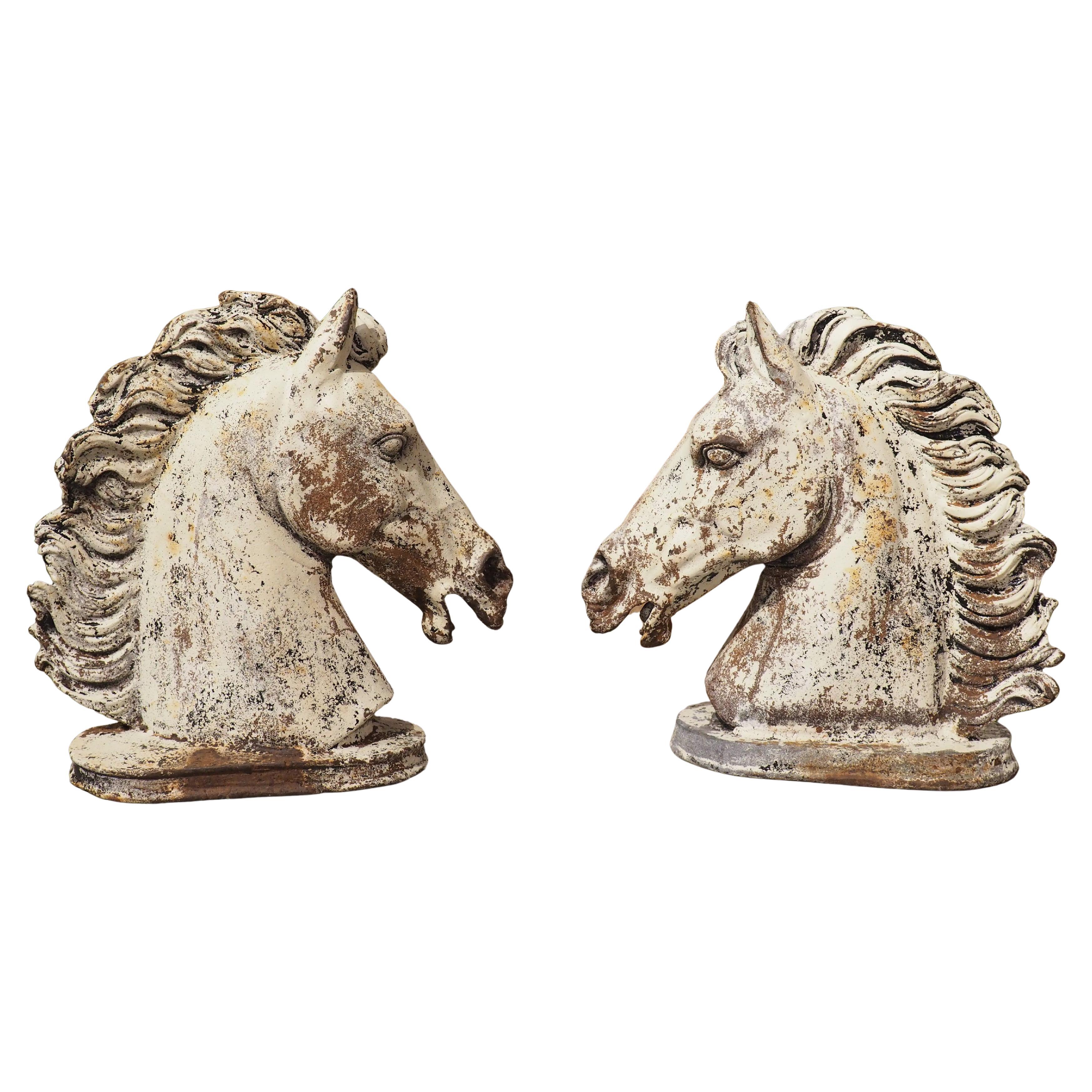 Paire d'éléments de fontaine à tête de cheval en fonte peinte, Circa 1940s en vente