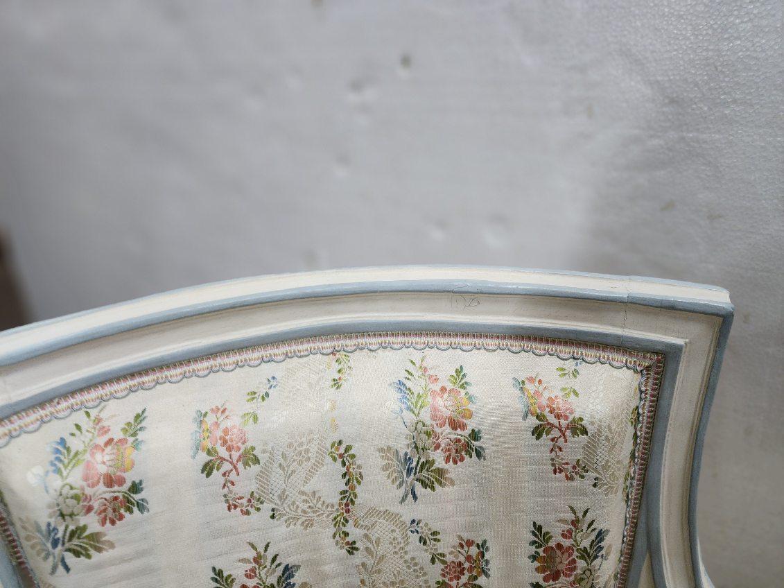 20ième siècle Paire de fauteuils peints de style Directoire français en vente