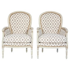 Paire de chaises Bergere peintes de style Louis XVI