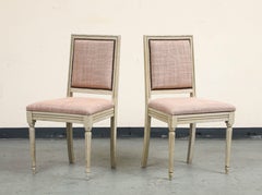 Paar bemalte französische Beistellstühle im Louis-XVI-Stil in Rose Tarlow Blush Leinen