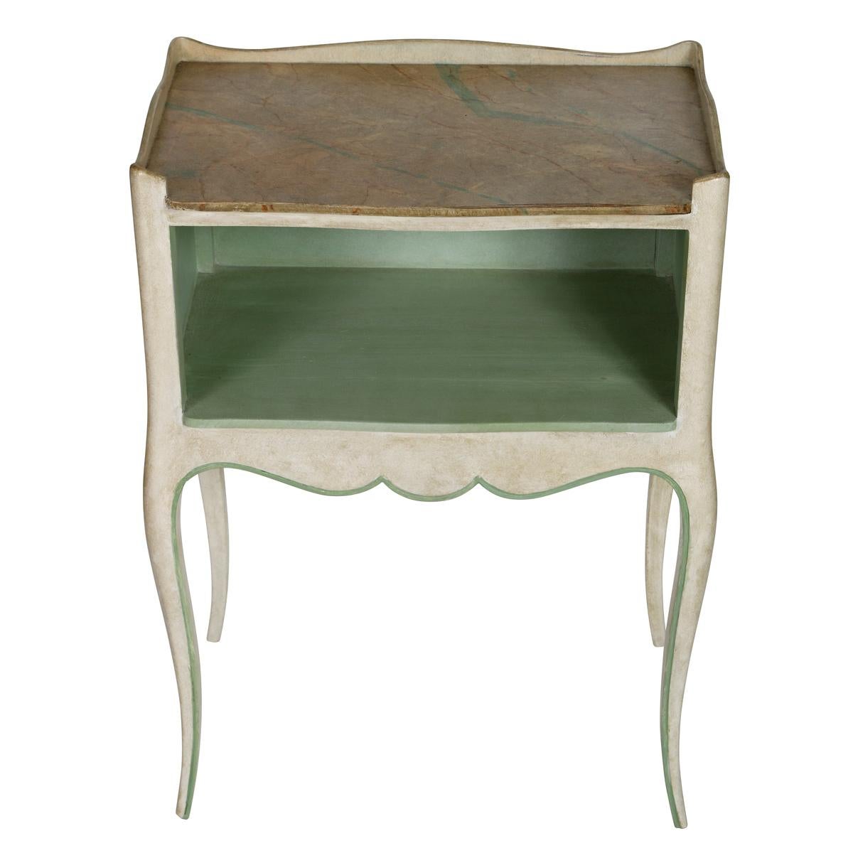 Charmante paire de tables d'appoint ou de chevets français peints avec un plateau en faux marbre peint. Chaque table d'appoint présente d'élégants pieds en cabriole et un tablier festonné, évoquant les courbes romantiques des meubles français du
