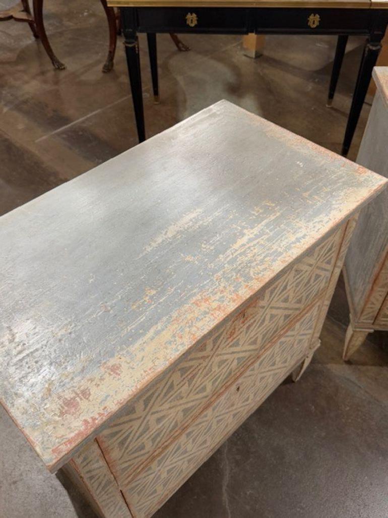 Pareja de mesillas de noche de estilo neoclásico alemán pintadas en Bueno estado para la venta en Dallas, TX