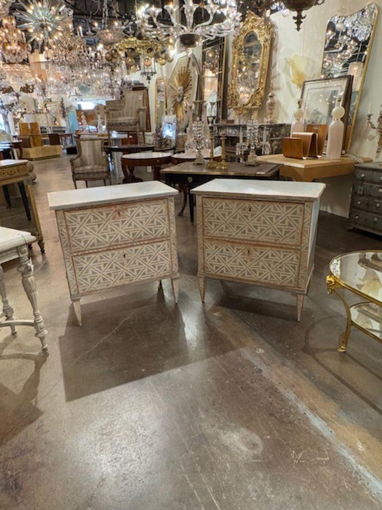 Pareja de mesillas de noche de estilo neoclásico alemán pintadas Madera en venta