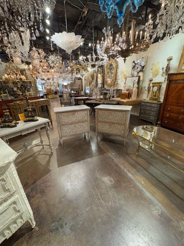 Pareja de mesillas de noche de estilo neoclásico alemán pintadas en venta 1