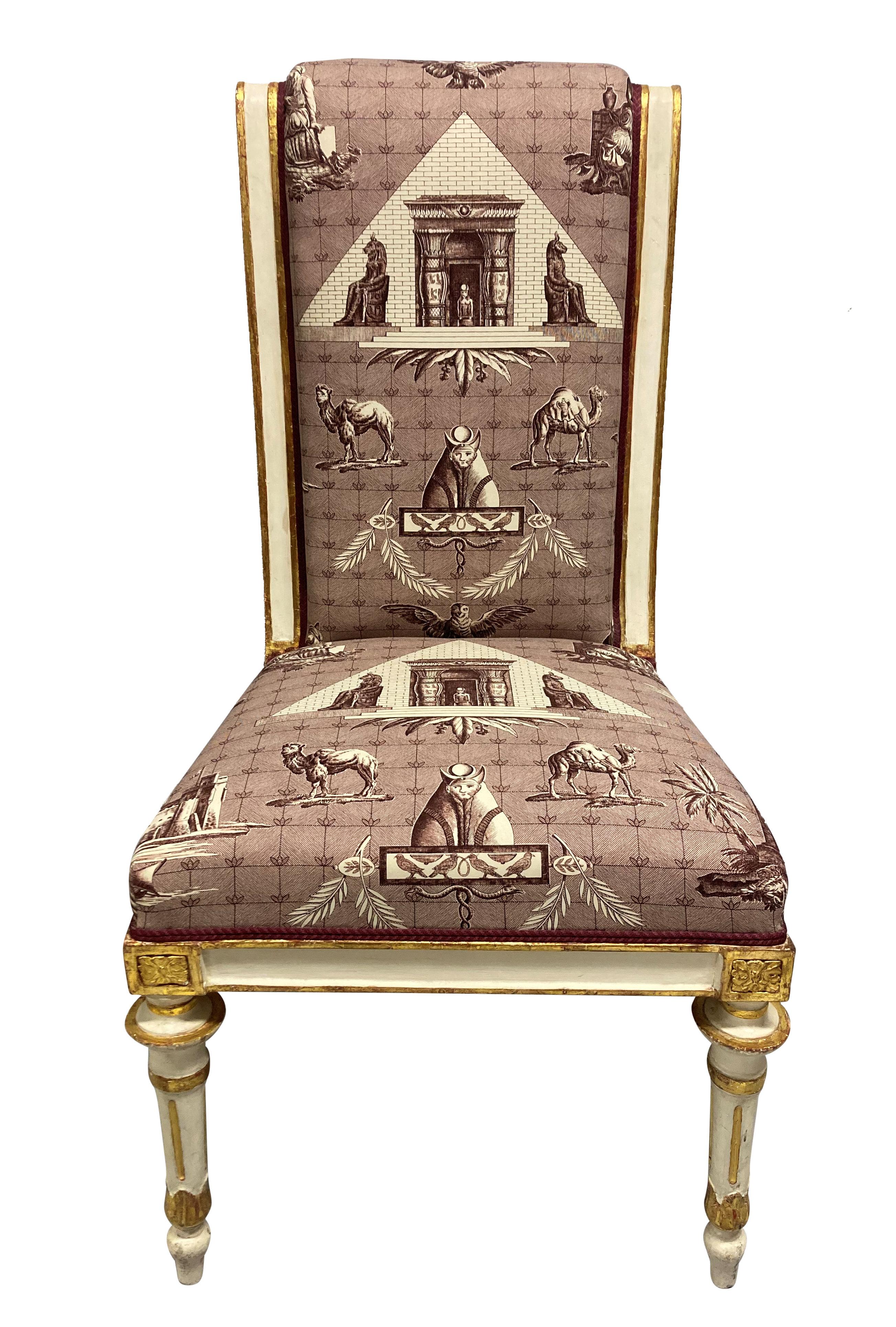 Paire de chaises d'appoint Empire peintes et dorées à l'eau. Le tissu des Monuments d'Egypte est en bon état.