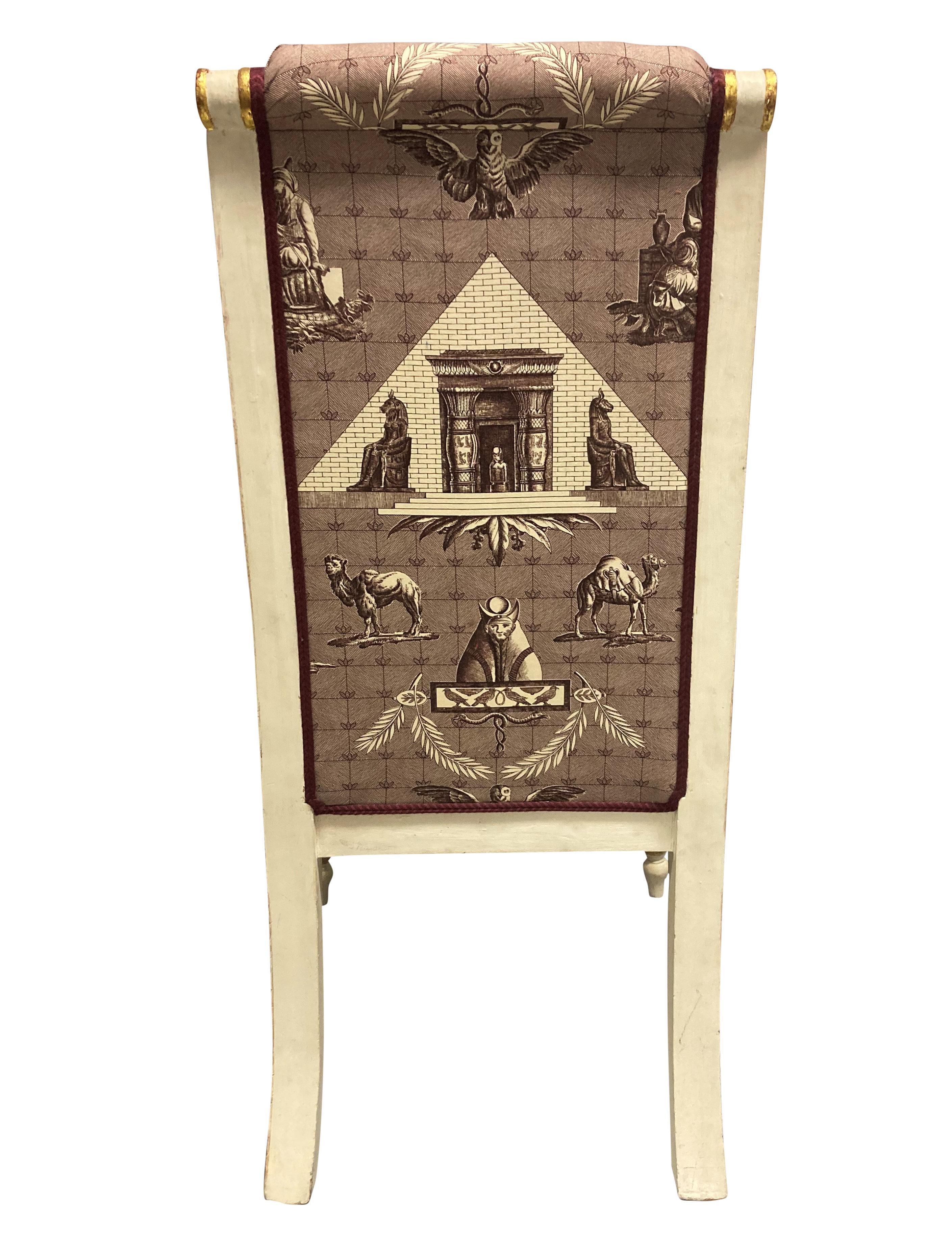 Milieu du XIXe siècle Paire de chaises Empire françaises peintes et dorées en vente