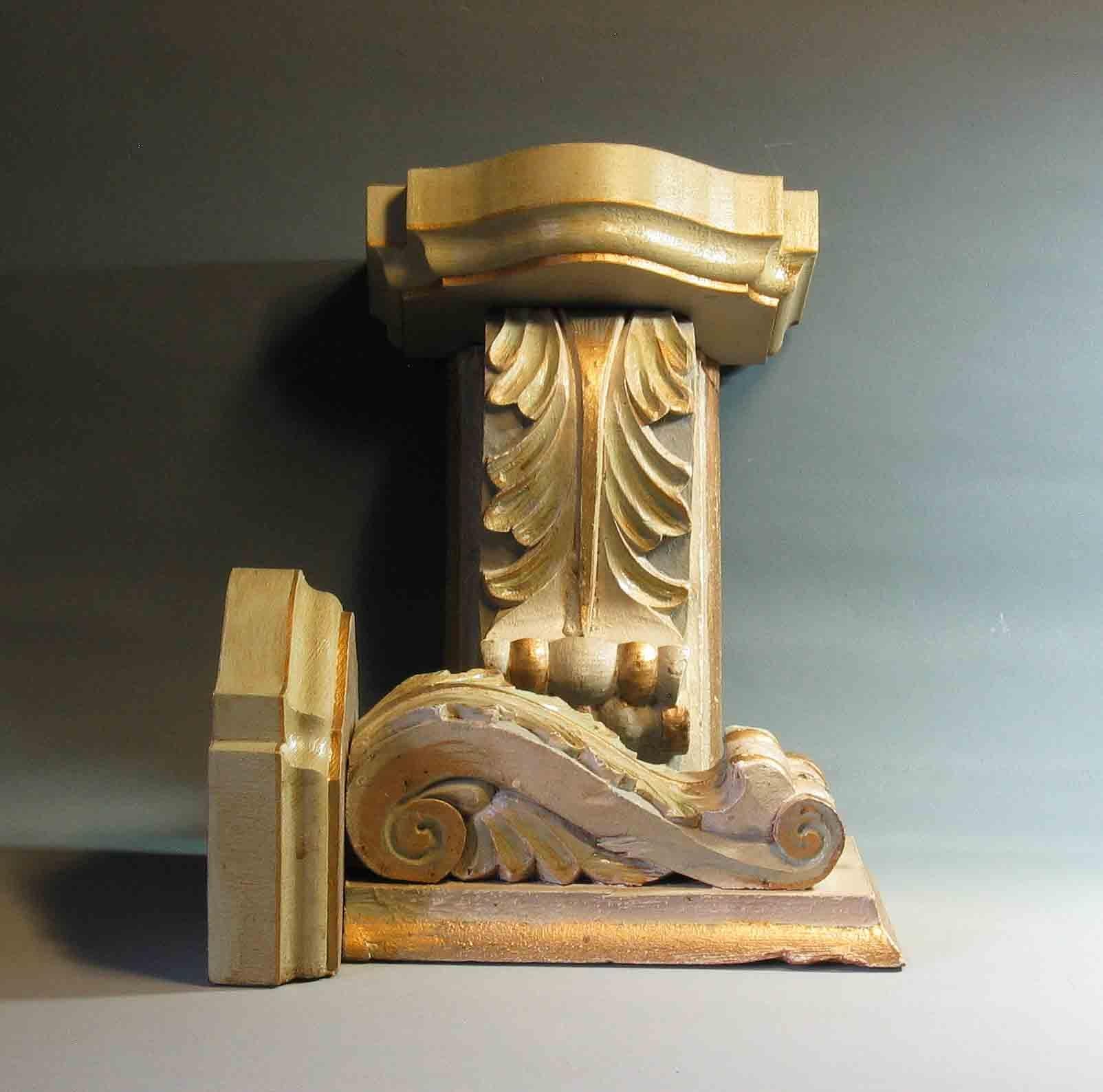 Pair of Painted and Gilt Carved Wood Wall Brackets in the Style of William Kent In Good Condition In Ottawa, Ontario