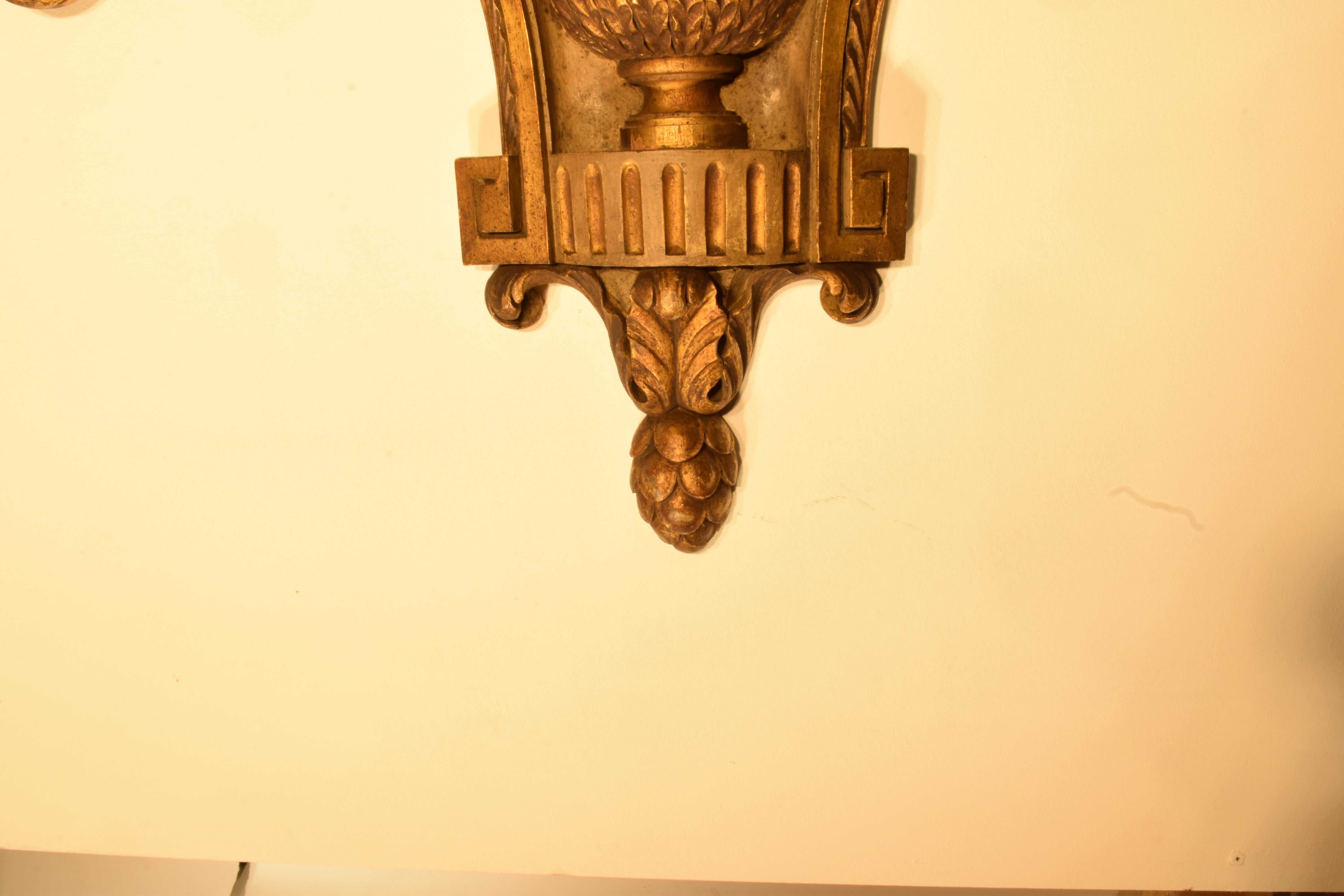 Un magnífico par patinado y dorado  Placas de pared ornamentales de madera. Italia, hacia 1860. 
Dimensiones: Altura 36  Anchura  23 1/2