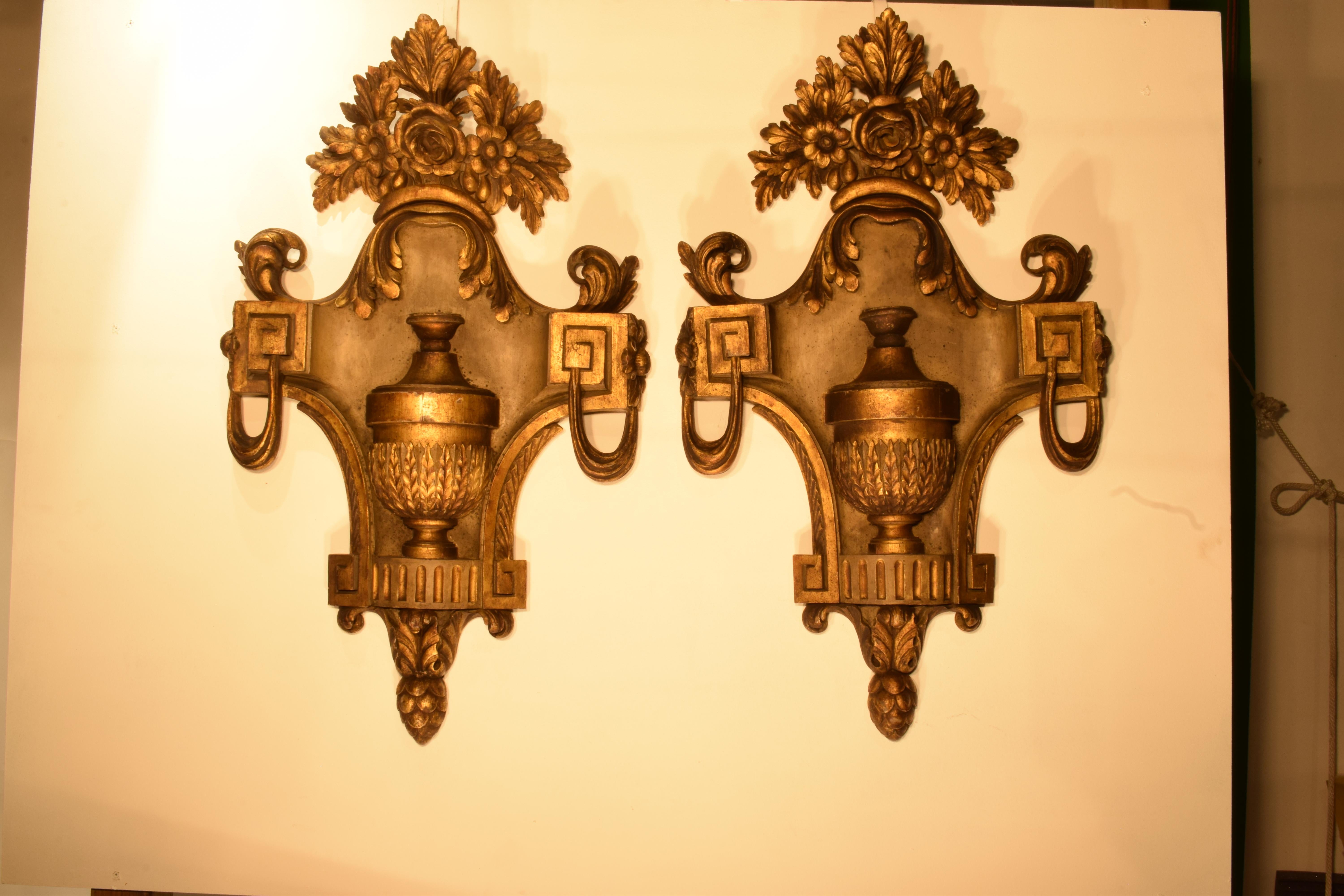Paar bemalte und vergoldete dekorative Plaketten (Holz) im Angebot