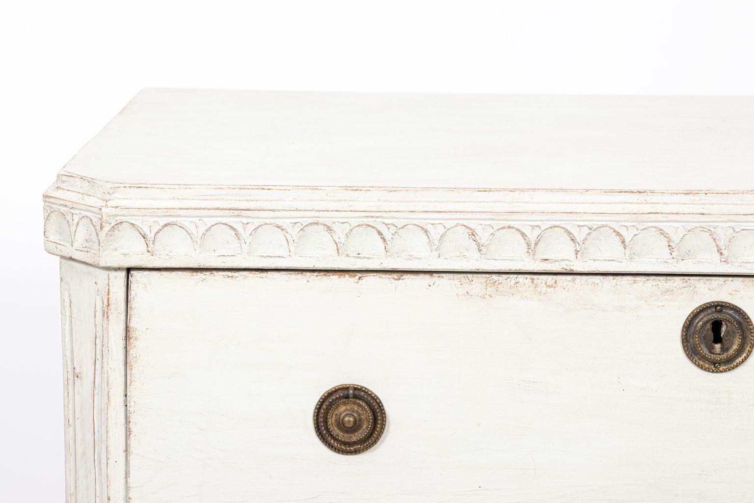 Pair of Painted Gustavian Chest of Drawers For Sale 4