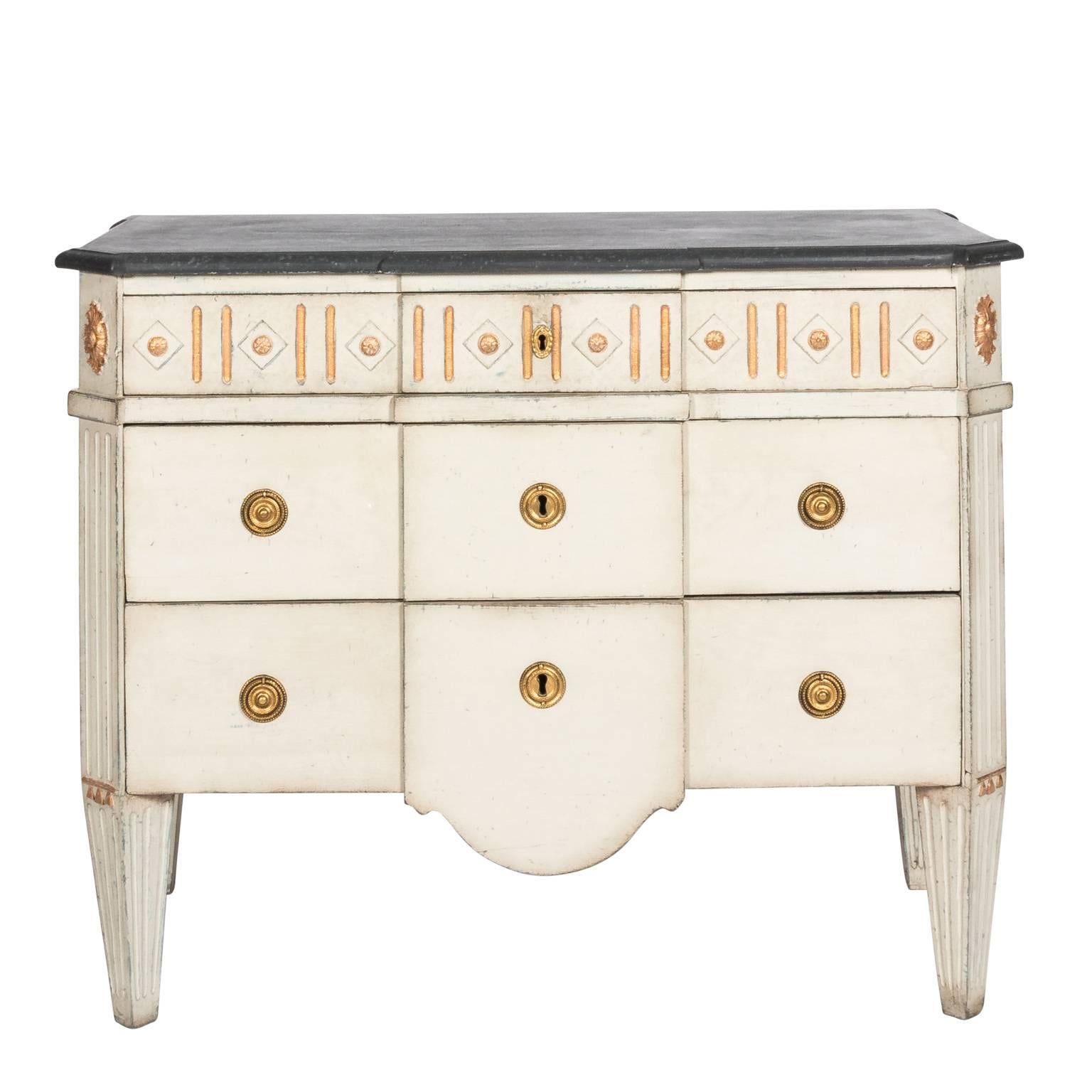 Pair of Painted Gustavian Commodes In Good Condition In Stamford, CT