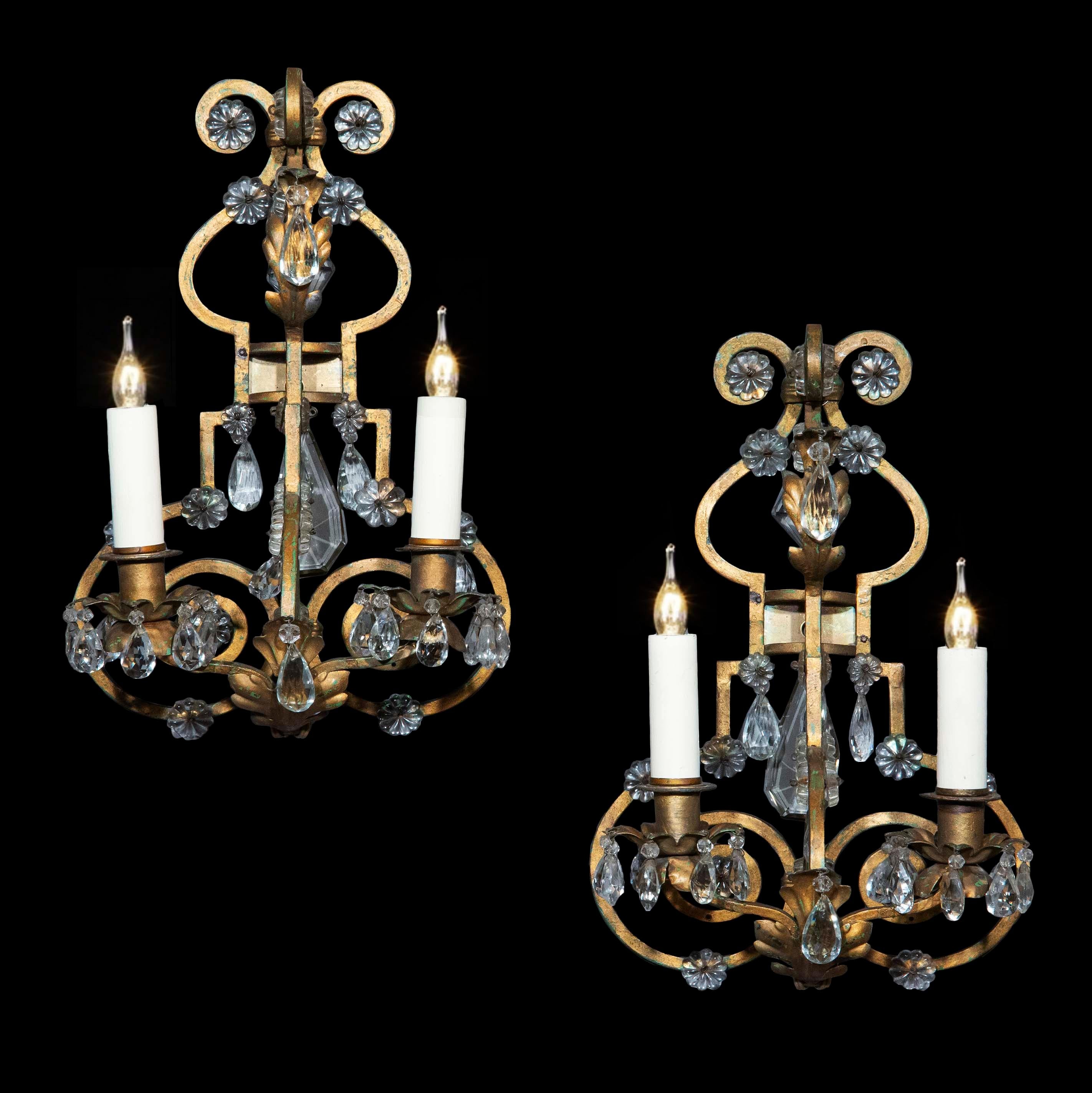 A superbly decorative pair of painted wrought iron wall lights or sconces, very much in the style of and quite possibly made by, Maison Baguès.
Probably France, early to mid-20th century. Rare opportunity to add a stunning piece to a classical or a